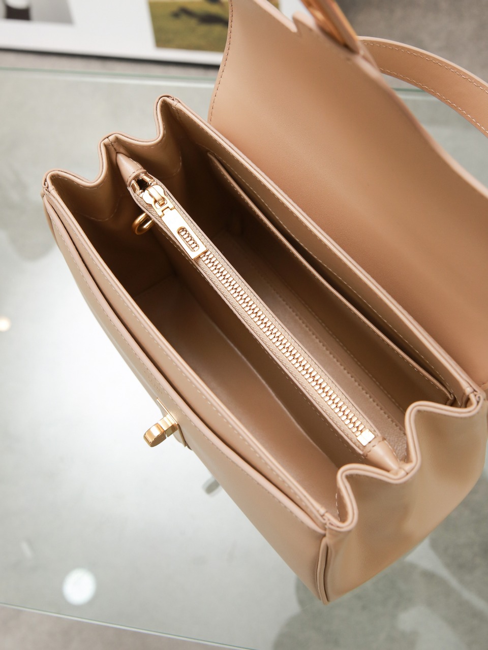 Bagsaaa Ce1i*e Small 16 Bag in Natural Calfskin Beige - 23 x 18 x 10 CM