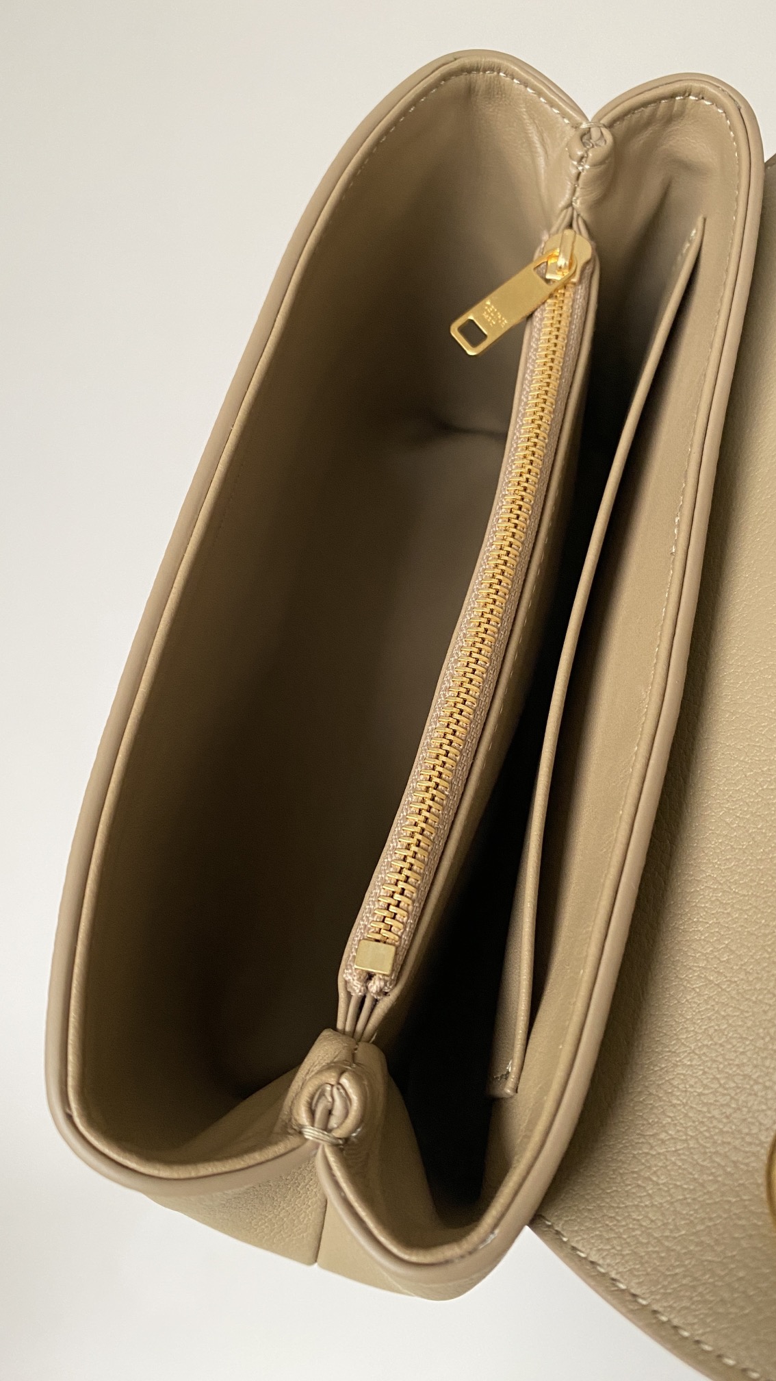 Bagsaaa Medium Ce1i*e Victoire Bag in S*pple Calfskin Beige - 25 x 15 x 8 CM