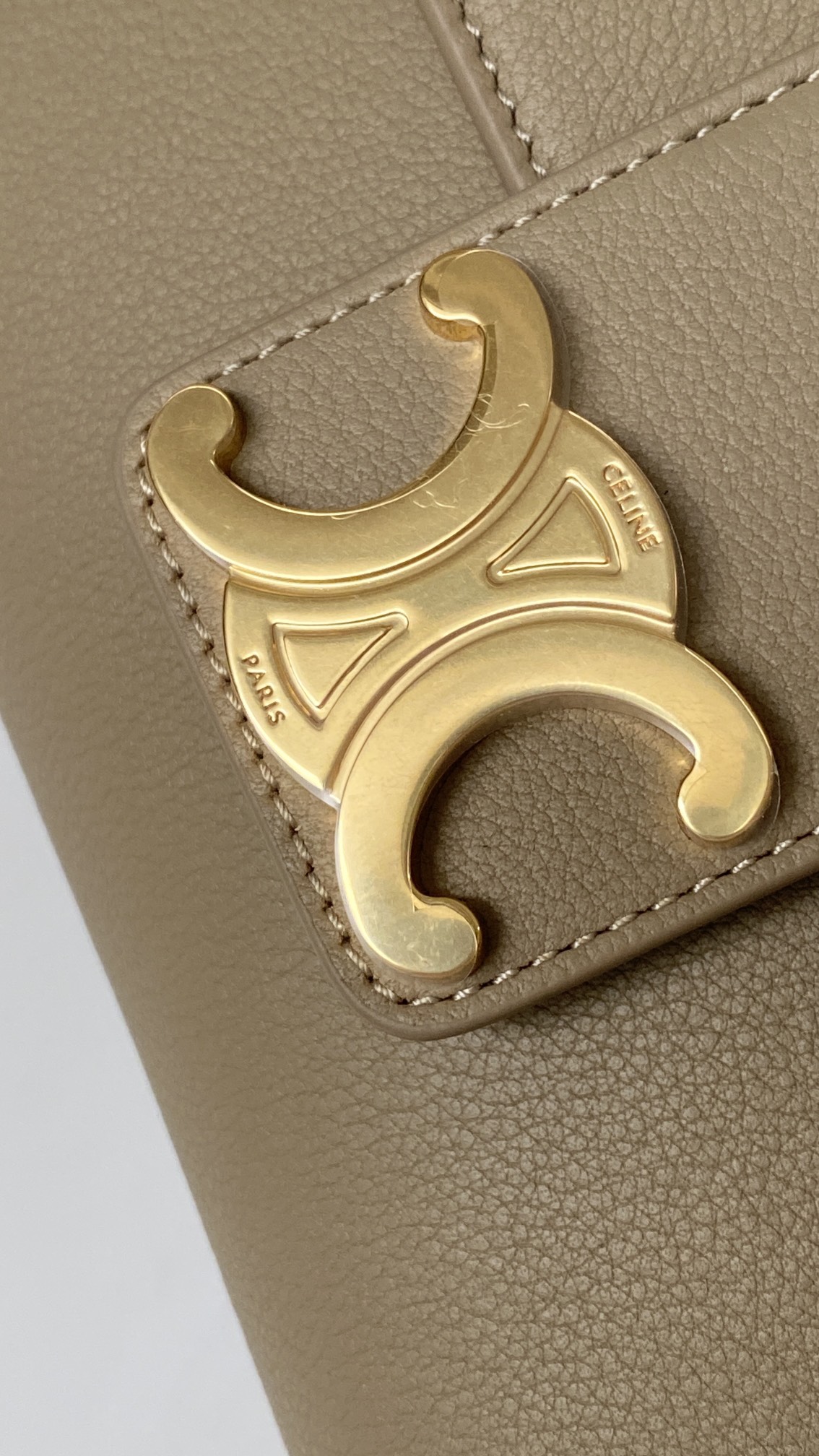 Bagsaaa Medium Ce1i*e Victoire Bag in S*pple Calfskin Beige - 25 x 15 x 8 CM