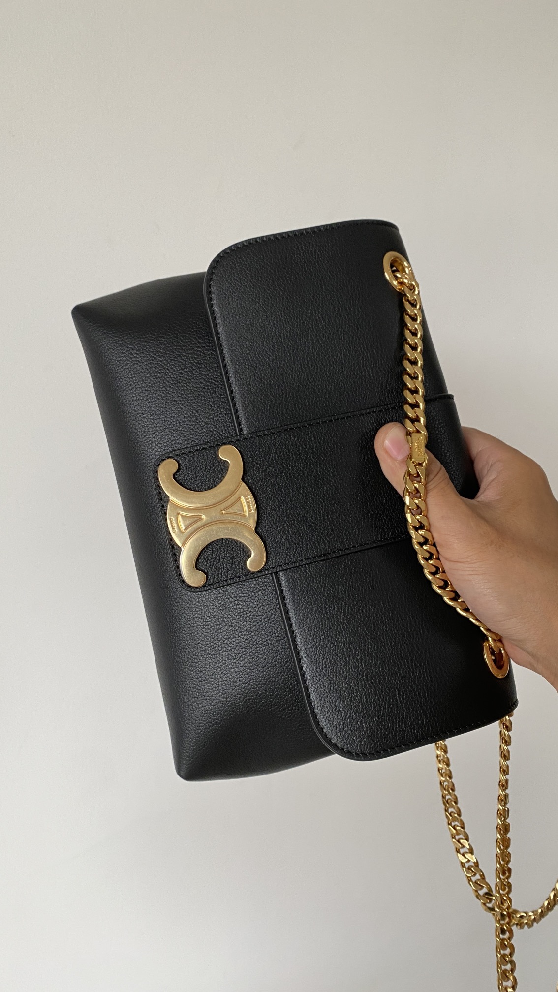 Bagsaaa Medium Ce1i*e Victoire Bag in S*pple Calfskin Black - 25 x 15 x 8 CM
