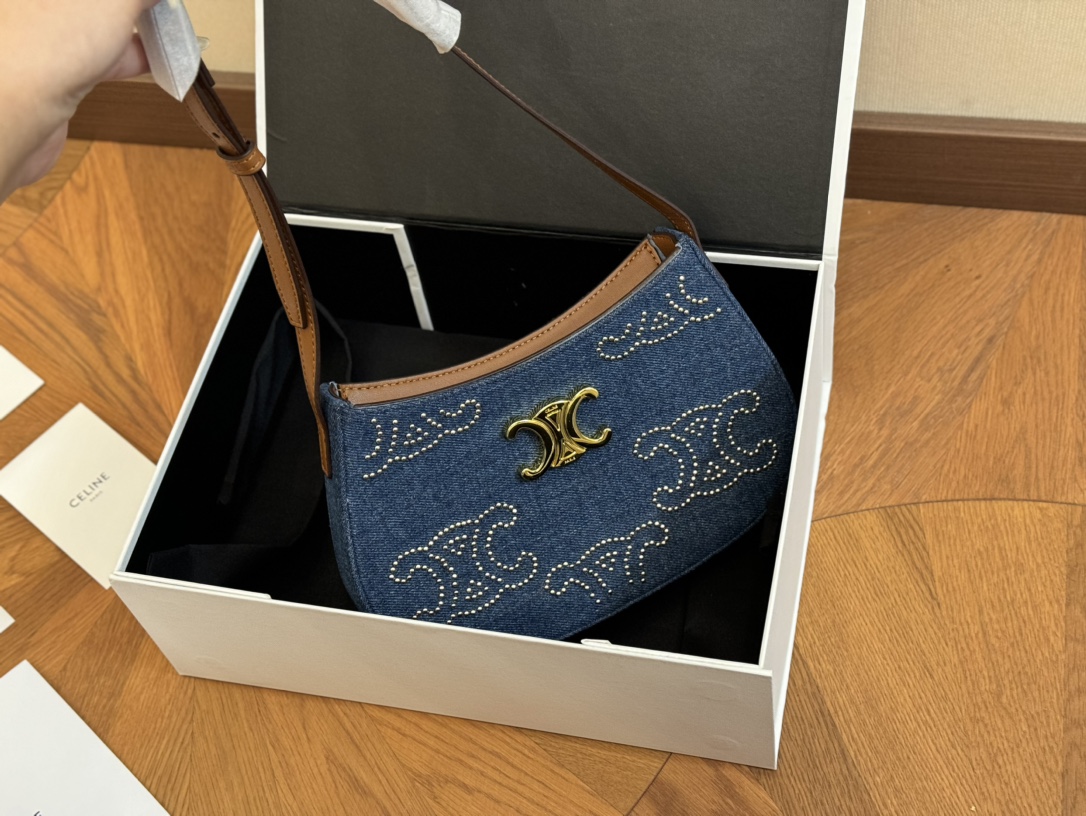 Bagsaaa Ce1i*e Medium Tilly Bag In Denim With Triomphe Studs - 22 X 13.5 X 4 CM