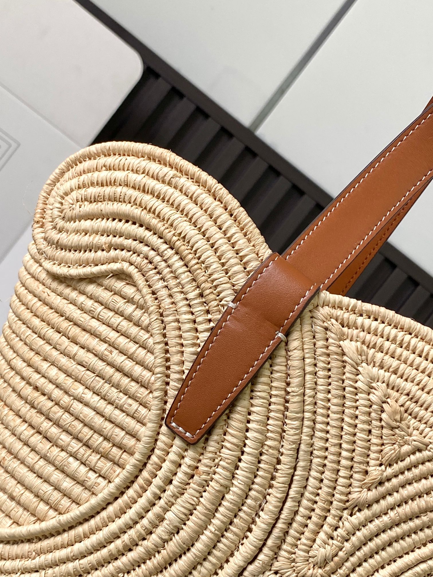 Bagsaaa Ce1i*e Classic Panier Small Braided Triomphe in Raffia & Calfskin - 42cm