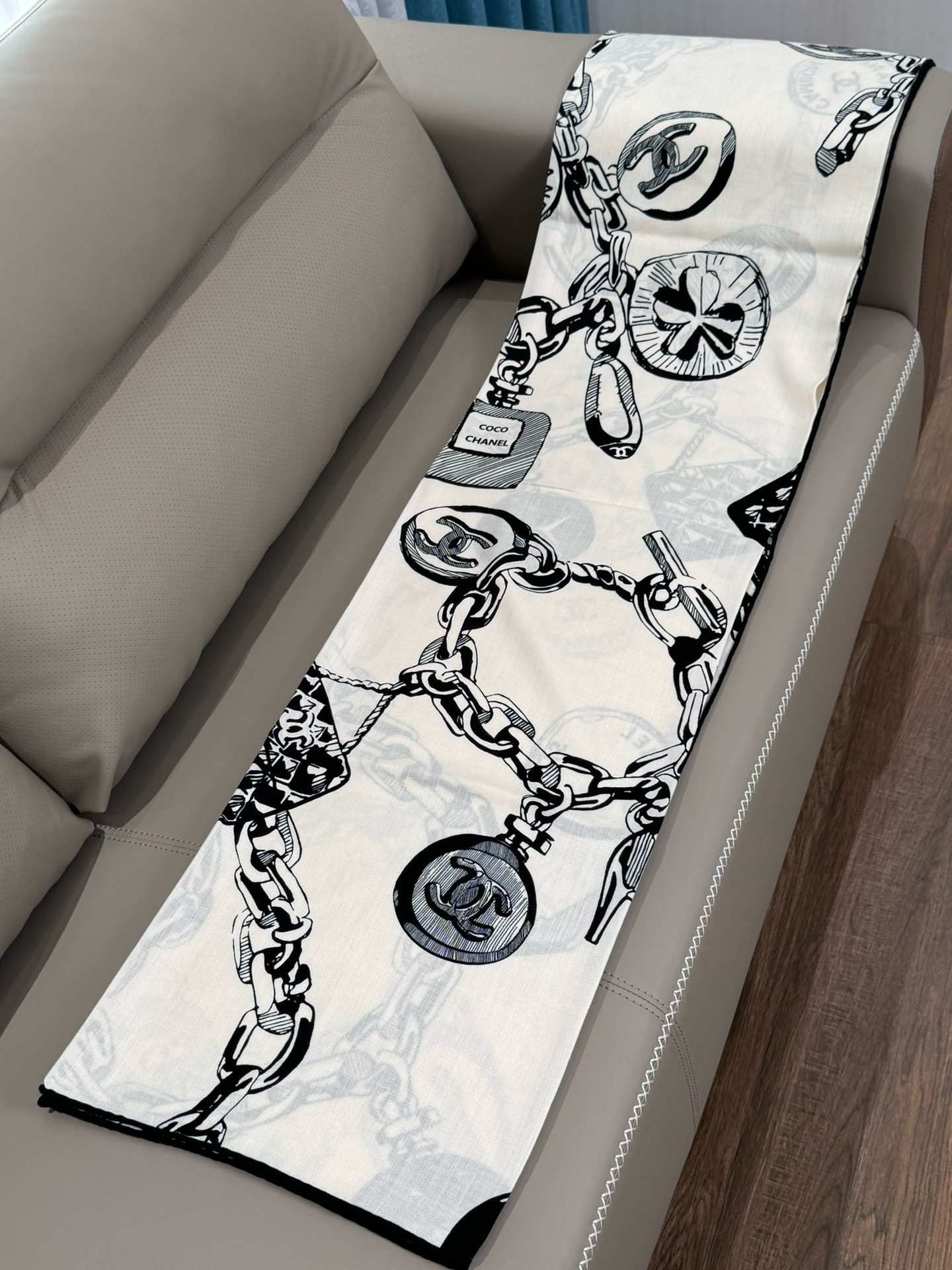Bagsaaa Ch**el Scarf 02 - 140x140cm