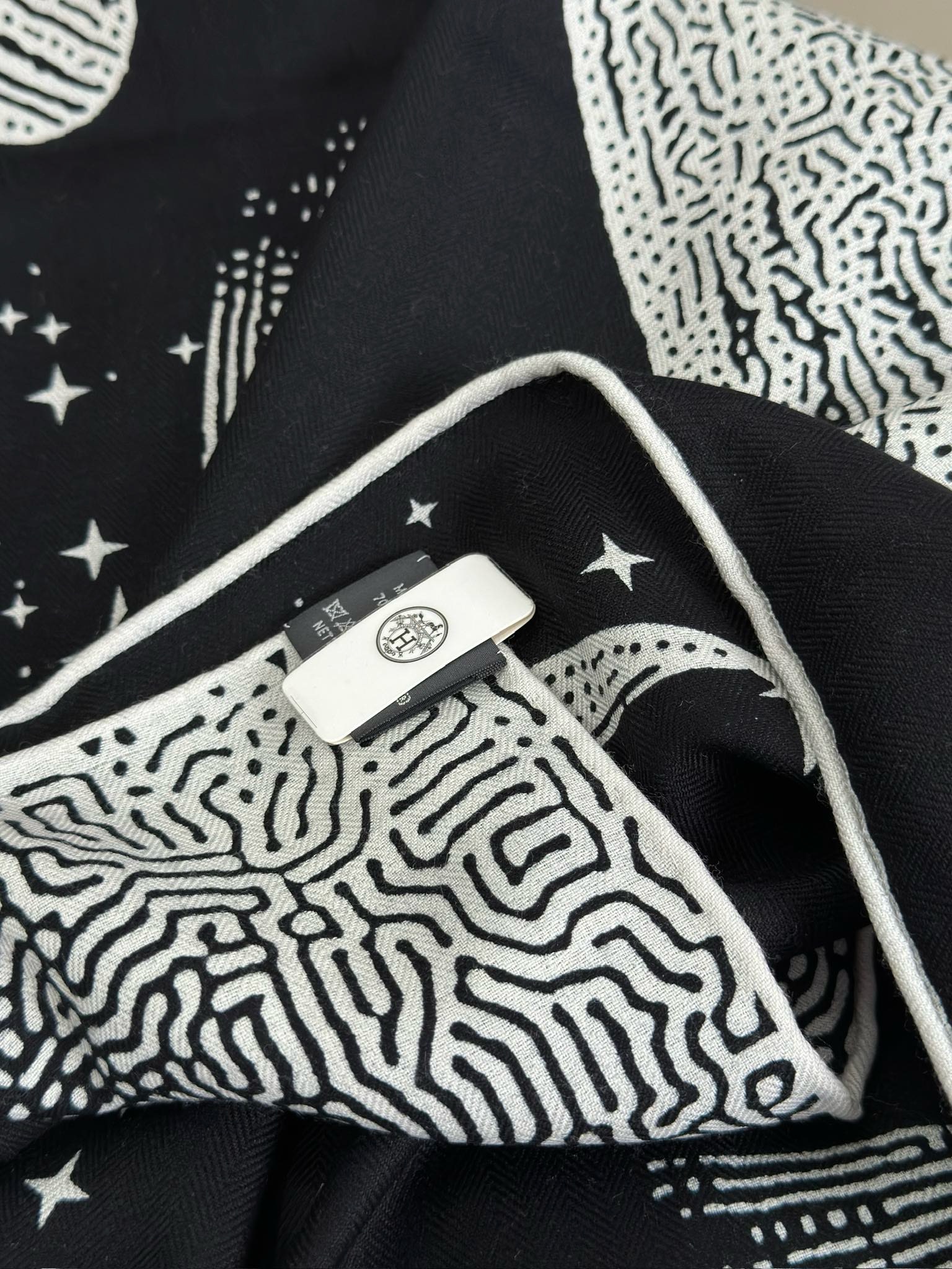 Bagsaaa H**me5 Scarf - 140x140cm