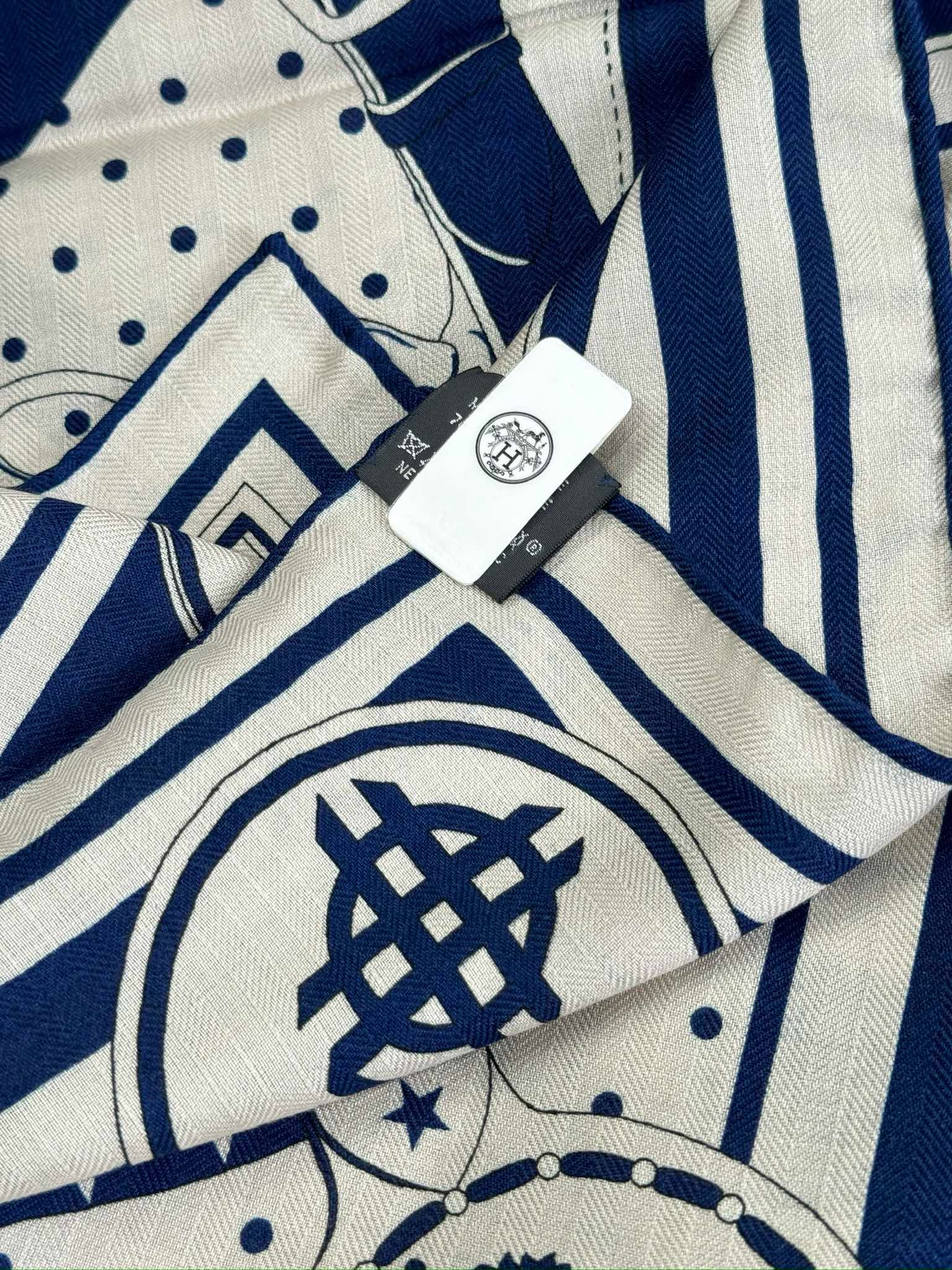 Bagsaaa H**me5 Scarf 02 - 140x140cm