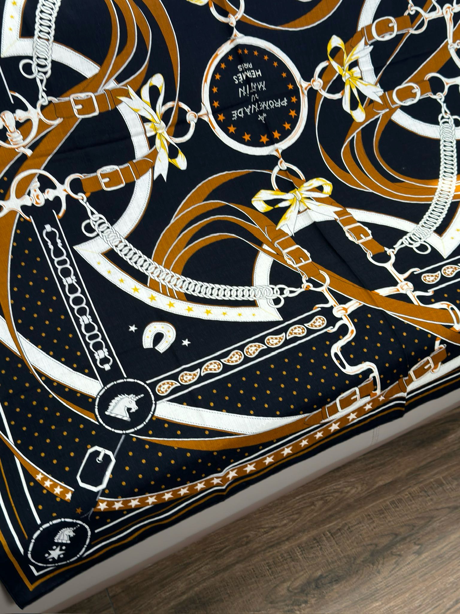 Bagsaaa H**me5 Scarf 03 - 140x140cm
