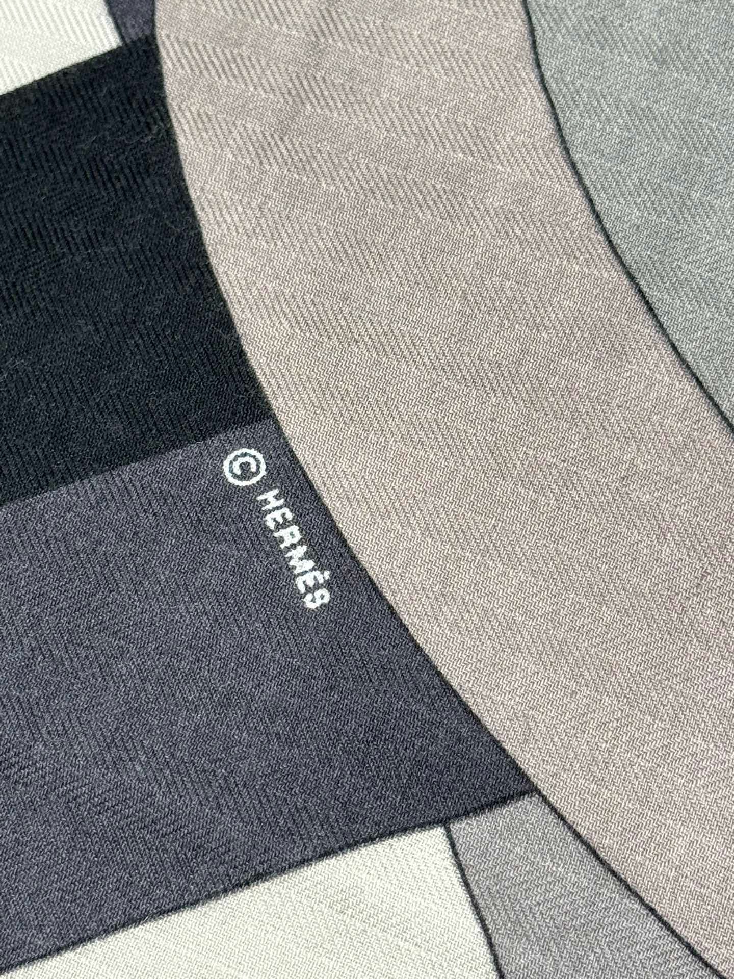 Bagsaaa H**me5 Scarf 04 - 140x140cm