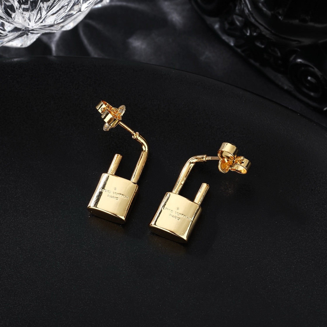 Bagsaaa L0vis Vvtt0n Earrings 07
