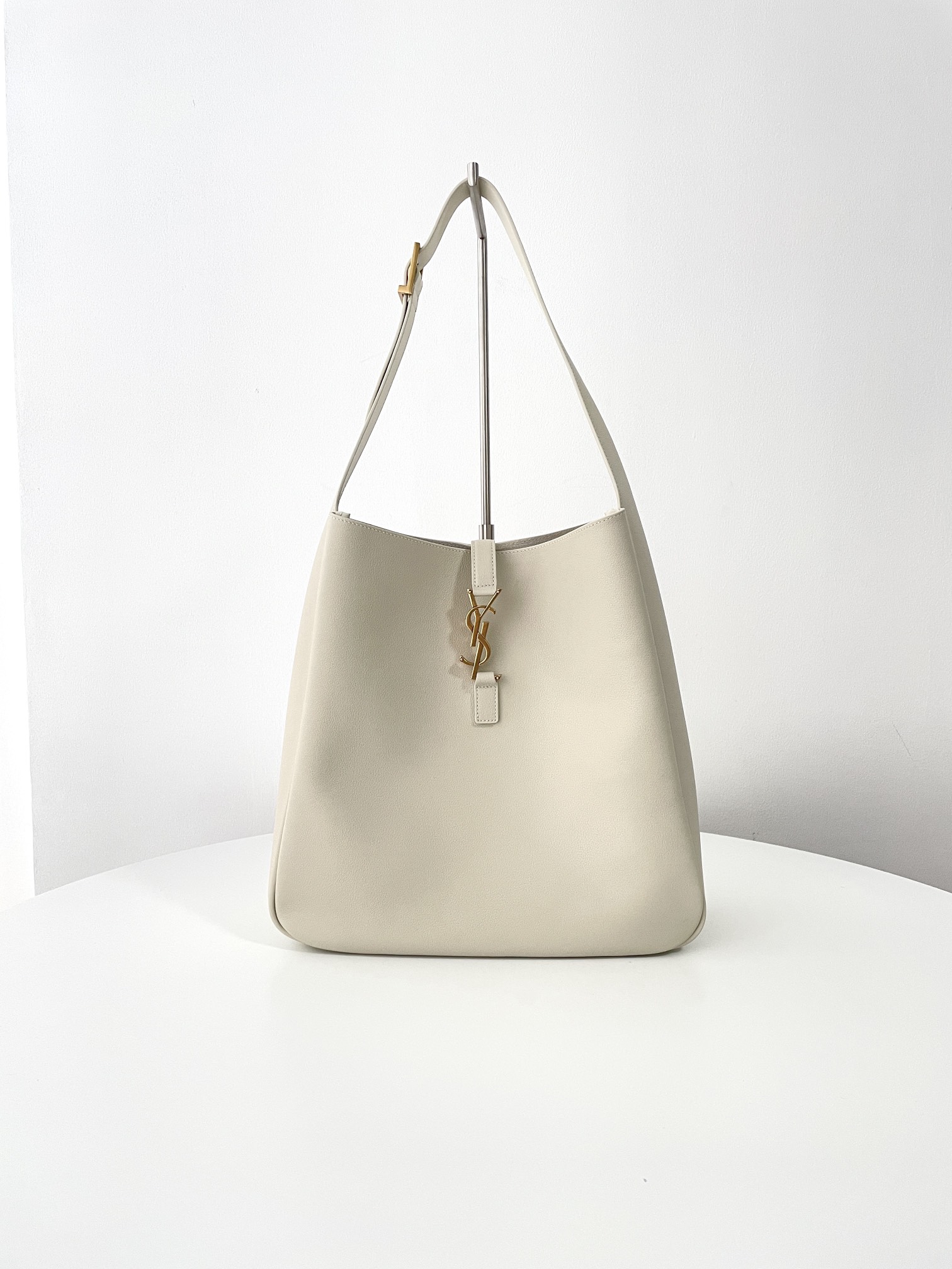 Bagsaaa Y51 Le 5 À 7 S*pple Large In Grained Leather Cream White - 30 X 31 X 13 CM