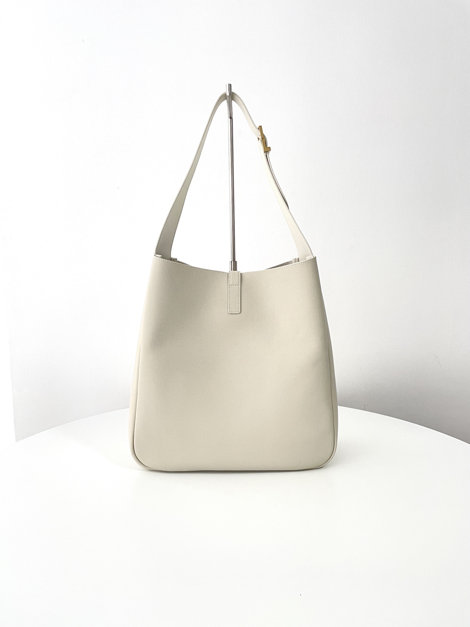Bagsaaa Y51 Le 5 À 7 S*pple Large In Grained Leather Cream White - 30 X 31 X 13 CM