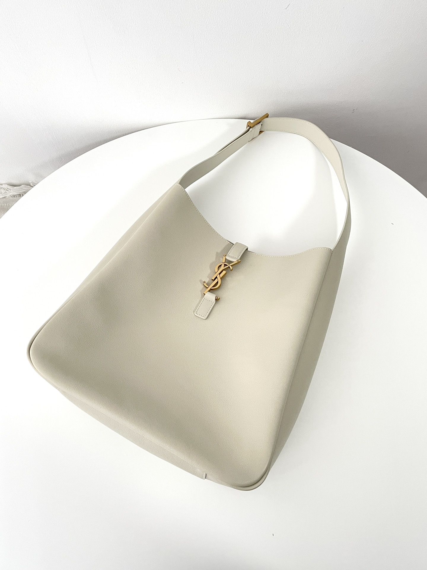 Bagsaaa Y51 Le 5 À 7 S*pple Large In Grained Leather Cream White - 30 X 31 X 13 CM