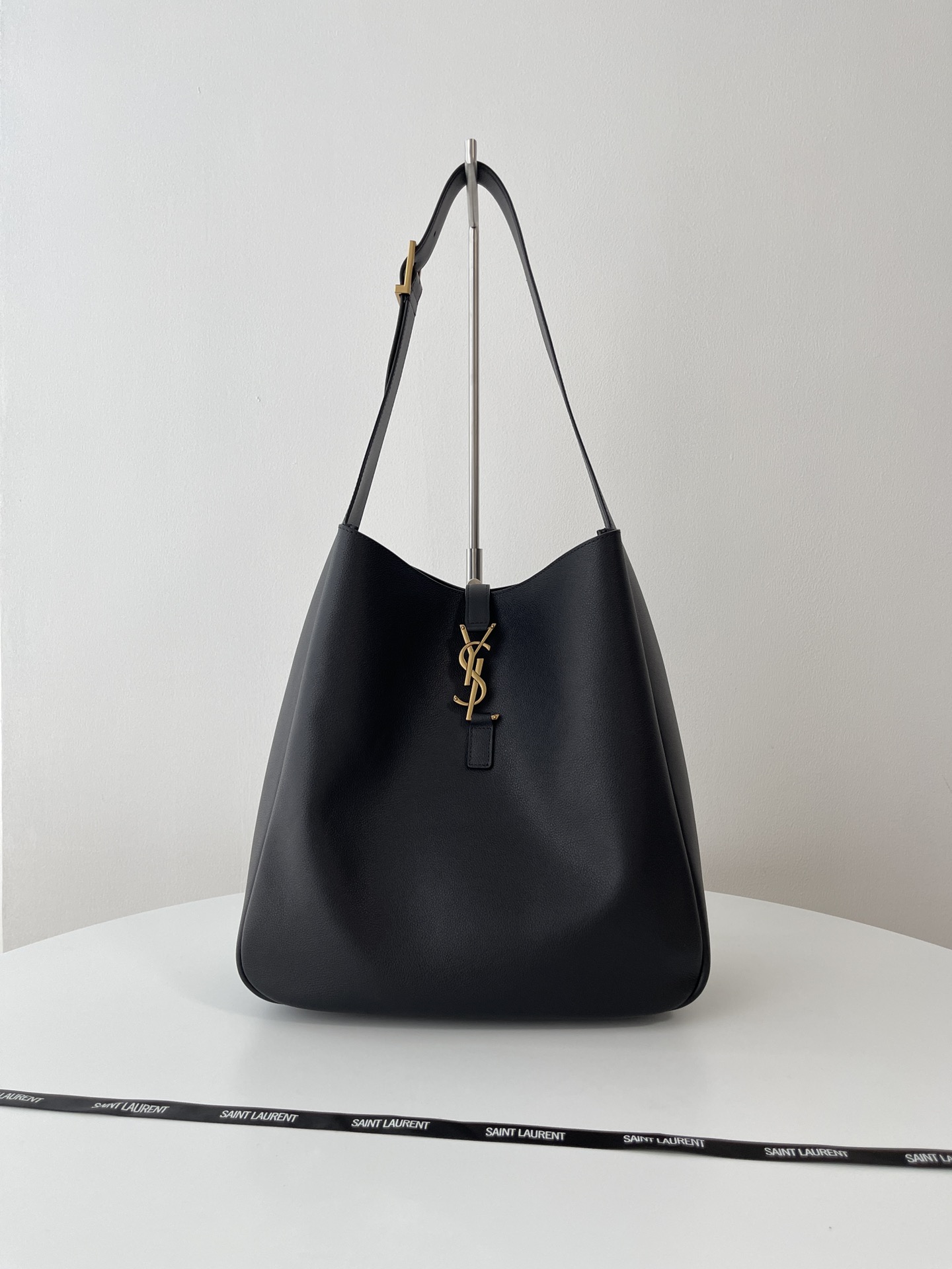 Bagsaaa Y51 Le 5 À 7 S*pple Large In Grained Leather Black - 30 X 31 X 13 CM