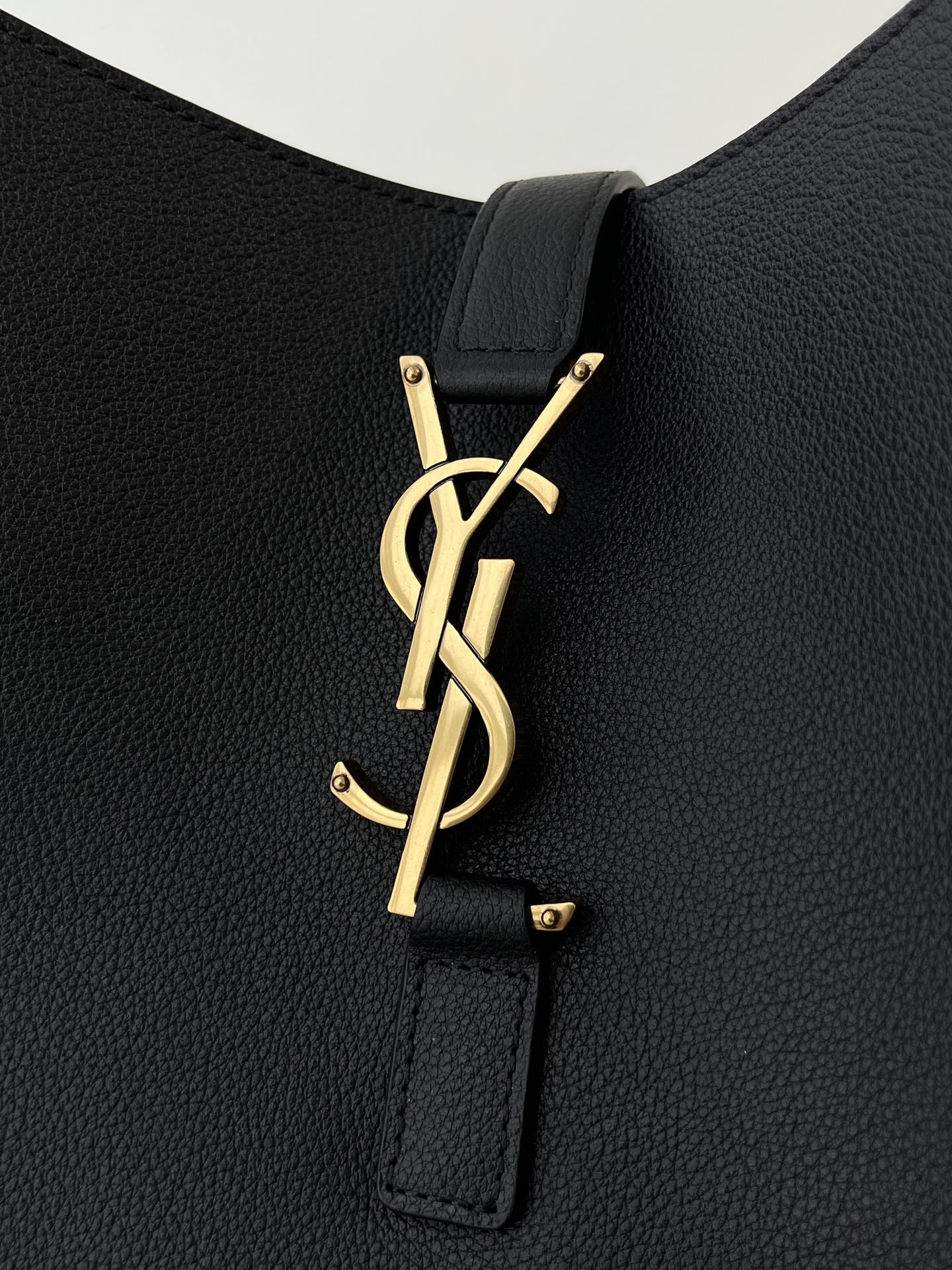 Bagsaaa Y51 Le 5 À 7 S*pple Large In Grained Leather Black - 30 X 31 X 13 CM