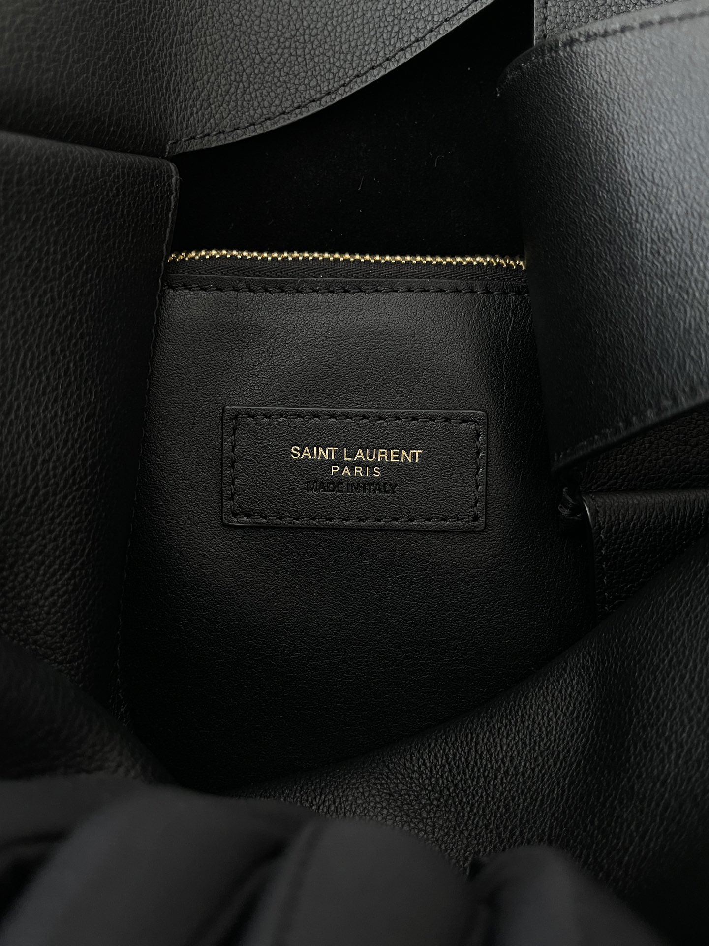 Bagsaaa Y51 Le 5 À 7 S*pple Large In Grained Leather Black - 30 X 31 X 13 CM