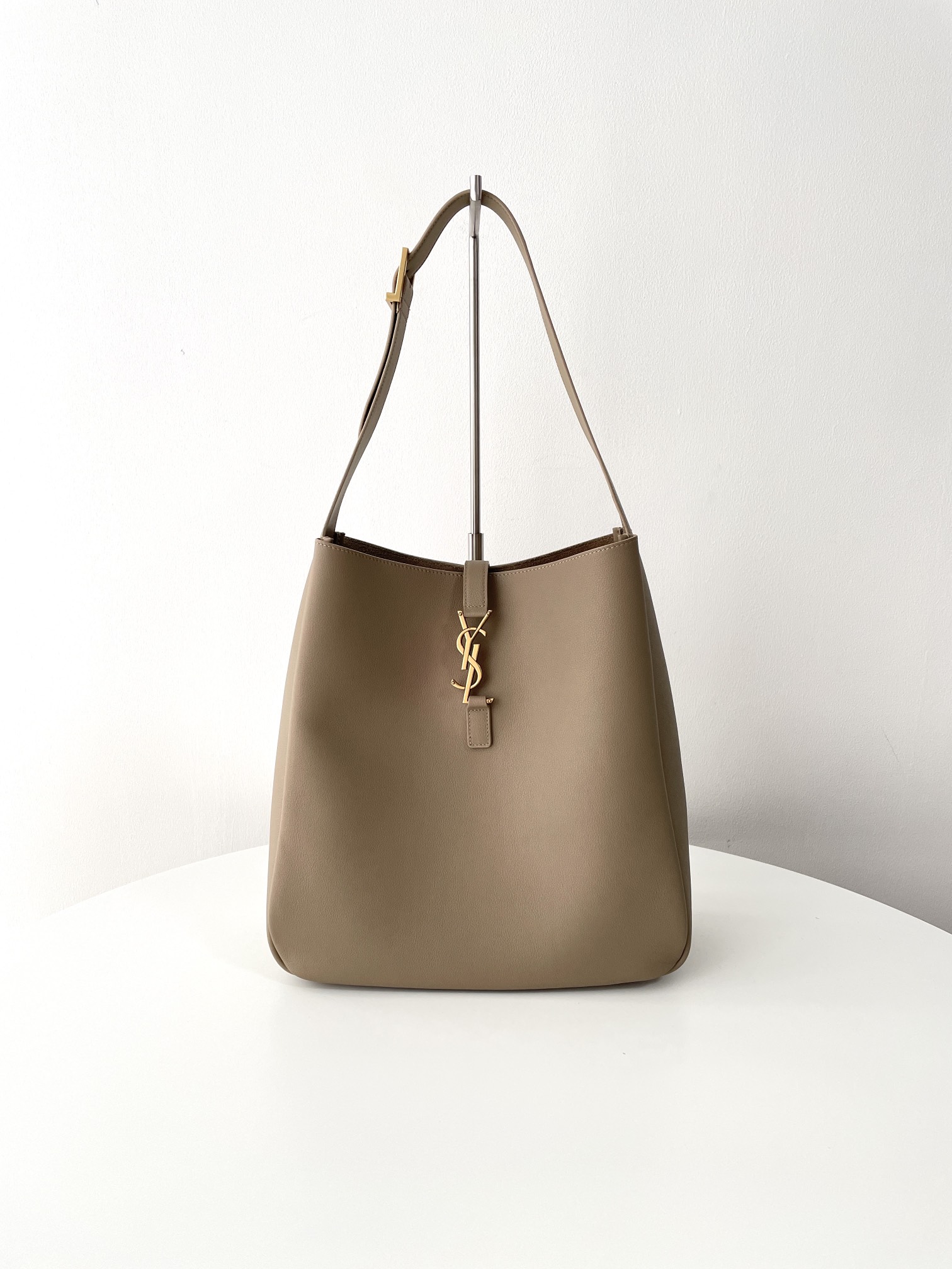Bagsaaa Y51 Le 5 À 7 S*pple Large In Grained Leather Beige - 30 X 31 X 13 CM