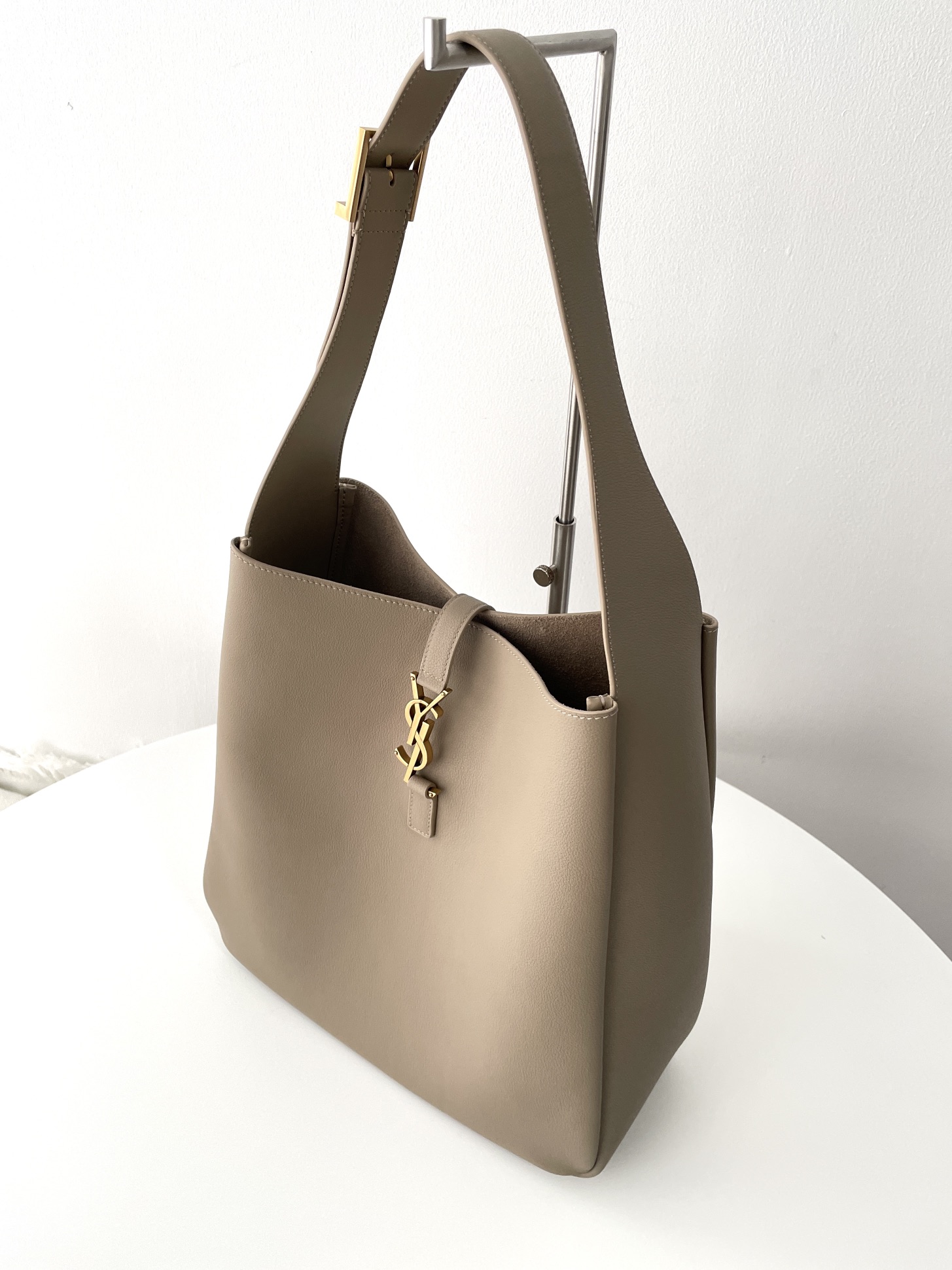 Bagsaaa Y51 Le 5 À 7 S*pple Large In Grained Leather Beige - 30 X 31 X 13 CM
