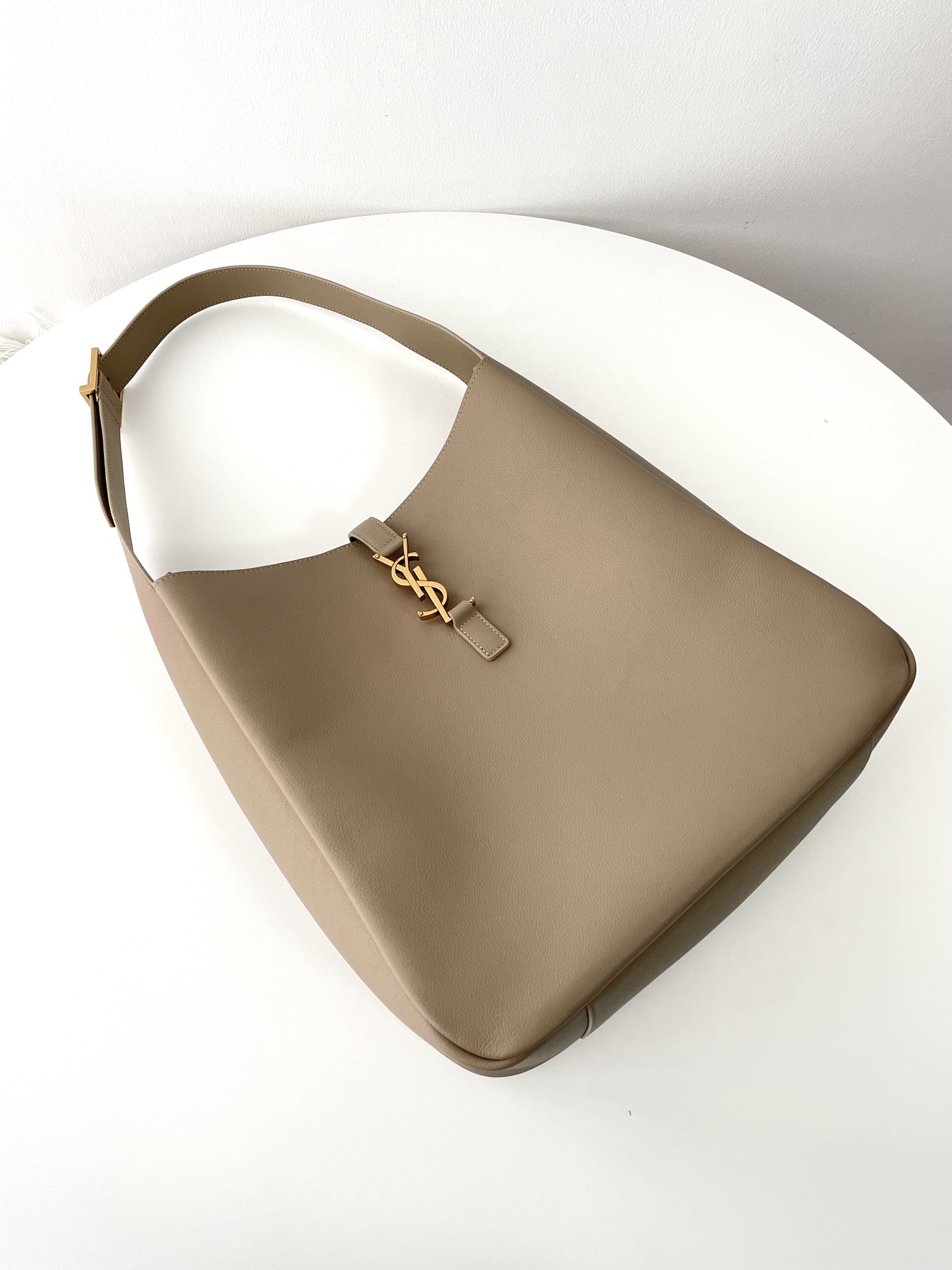 Bagsaaa Y51 Le 5 À 7 S*pple Large In Grained Leather Beige - 30 X 31 X 13 CM