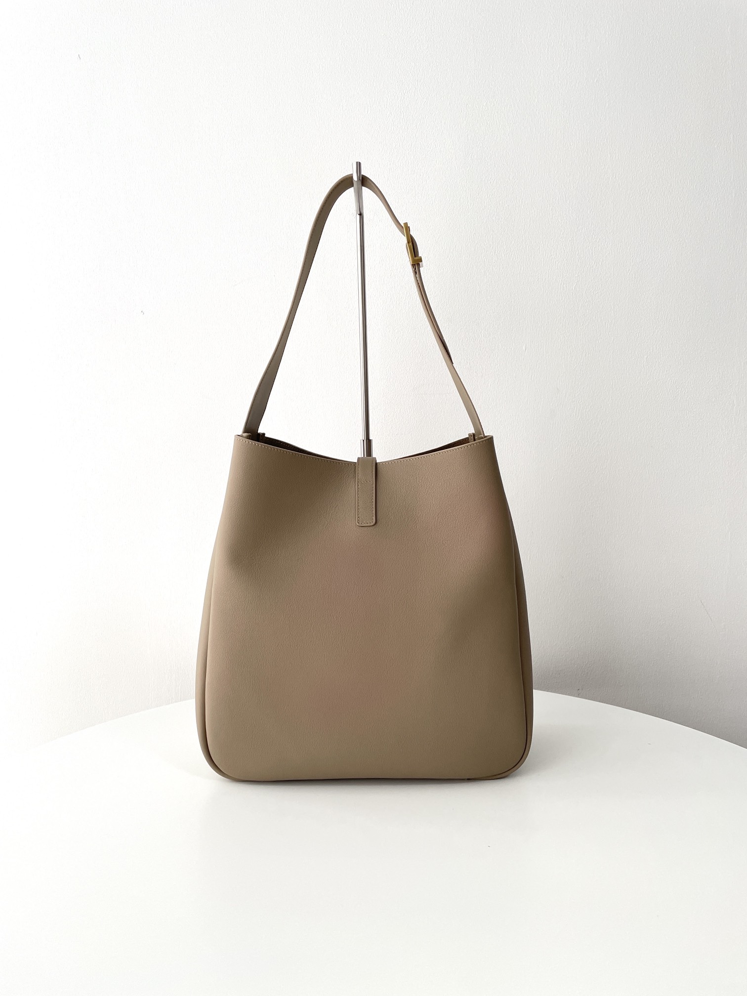 Bagsaaa Y51 Le 5 À 7 S*pple Large In Grained Leather Beige - 30 X 31 X 13 CM