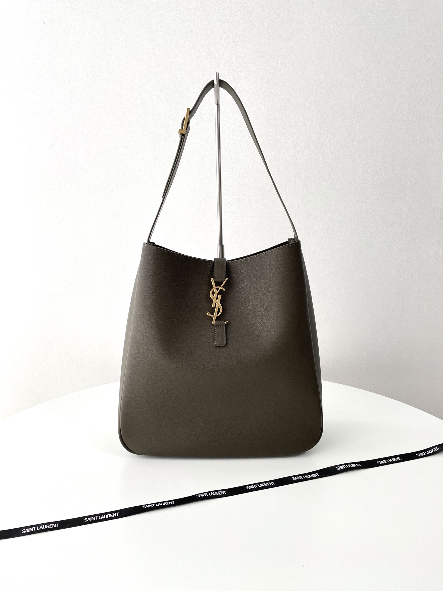 Bagsaaa Y51 Le 5 À 7 S*pple Large In Grained Leather Light Musk - 30 X 28 X 11 CM