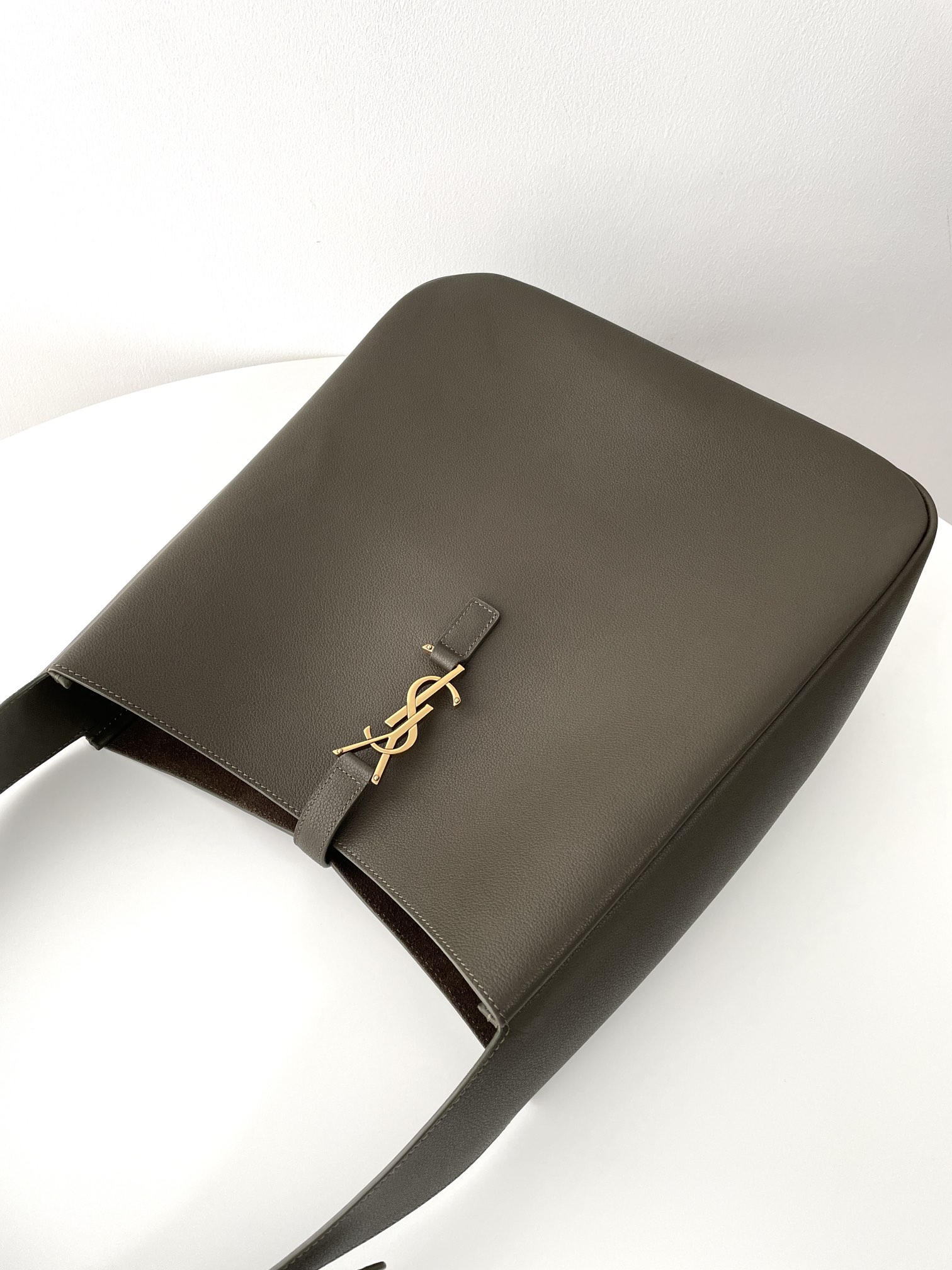Bagsaaa Y51 Le 5 À 7 S*pple Large In Grained Leather Light Musk - 30 X 28 X 11 CM