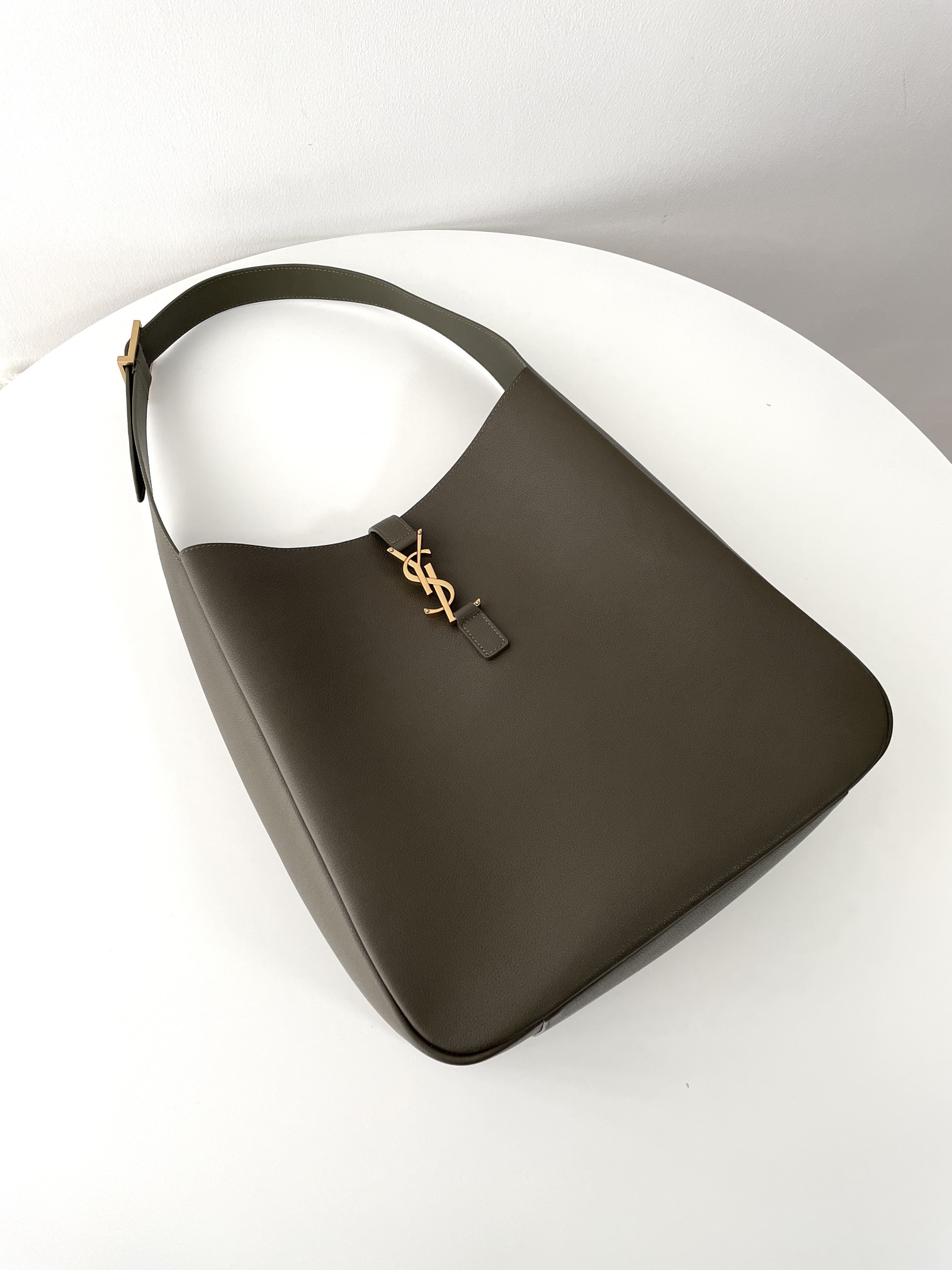 Bagsaaa Y51 Le 5 À 7 S*pple Large In Grained Leather Light Musk - 30 X 28 X 11 CM