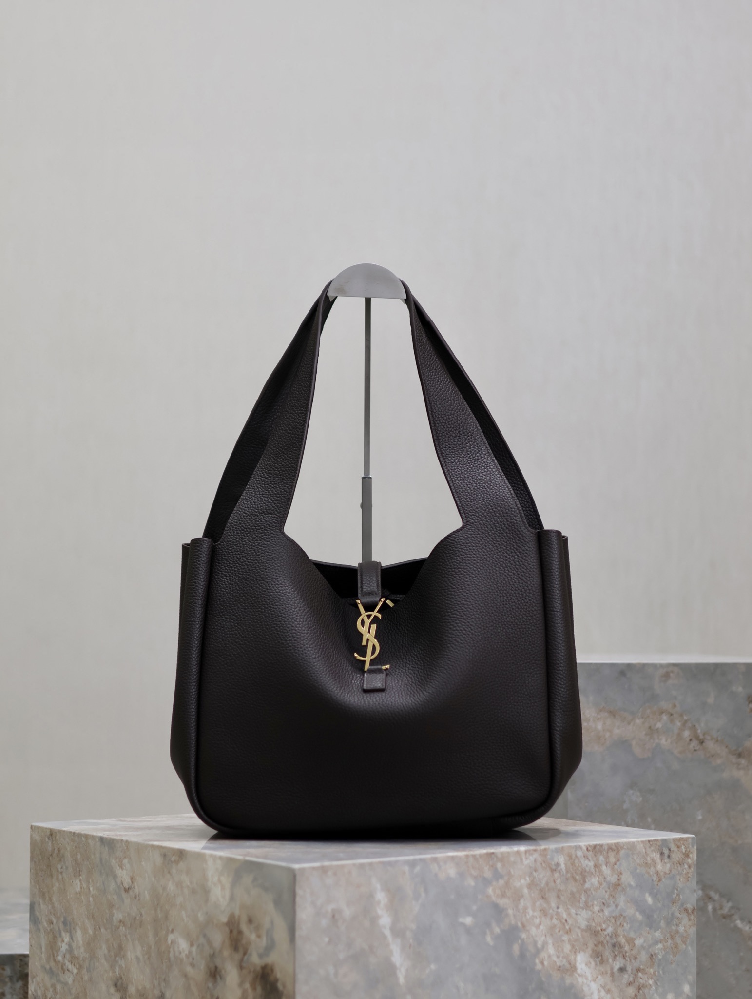 Bagsaaa Y51 Le 5 À 7 Bea In Grained Leather Marron Fonce - 50 X 28 X 18 CM