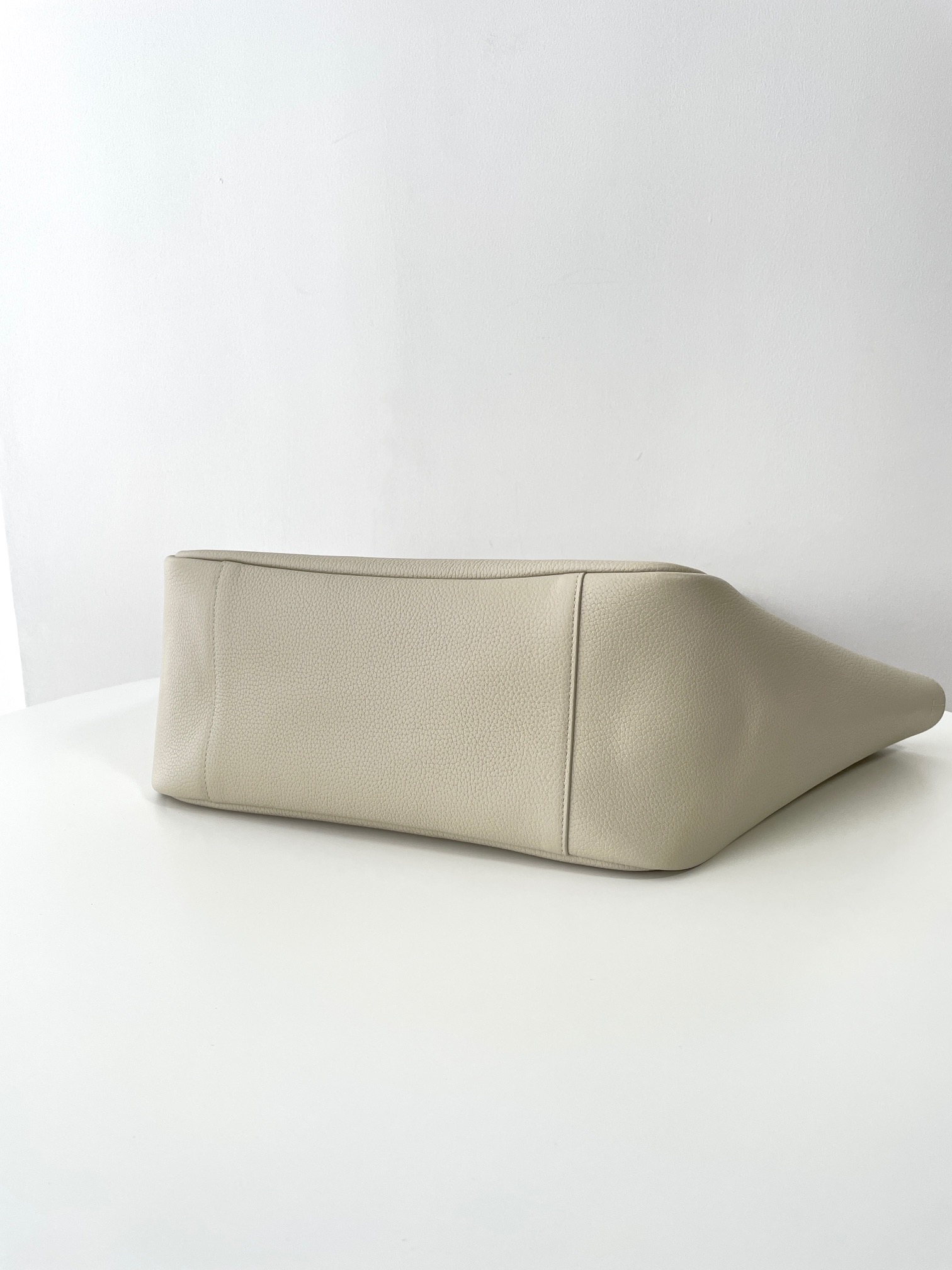 Bagsaaa Y51 Le 5 À 7 Bea In Grained Leather White - 50 X 28 X 18 CM