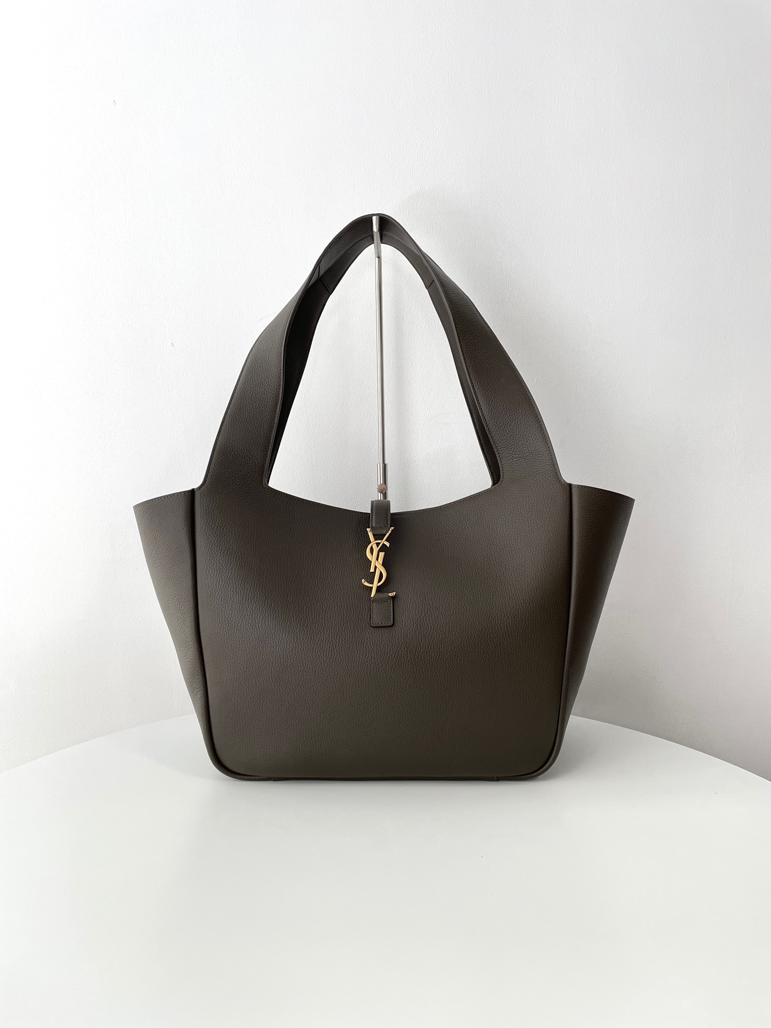 Bagsaaa Y51 Le 5 À 7 Bea In Grained Leather Light Musk - 50 X 28 X 18 CM