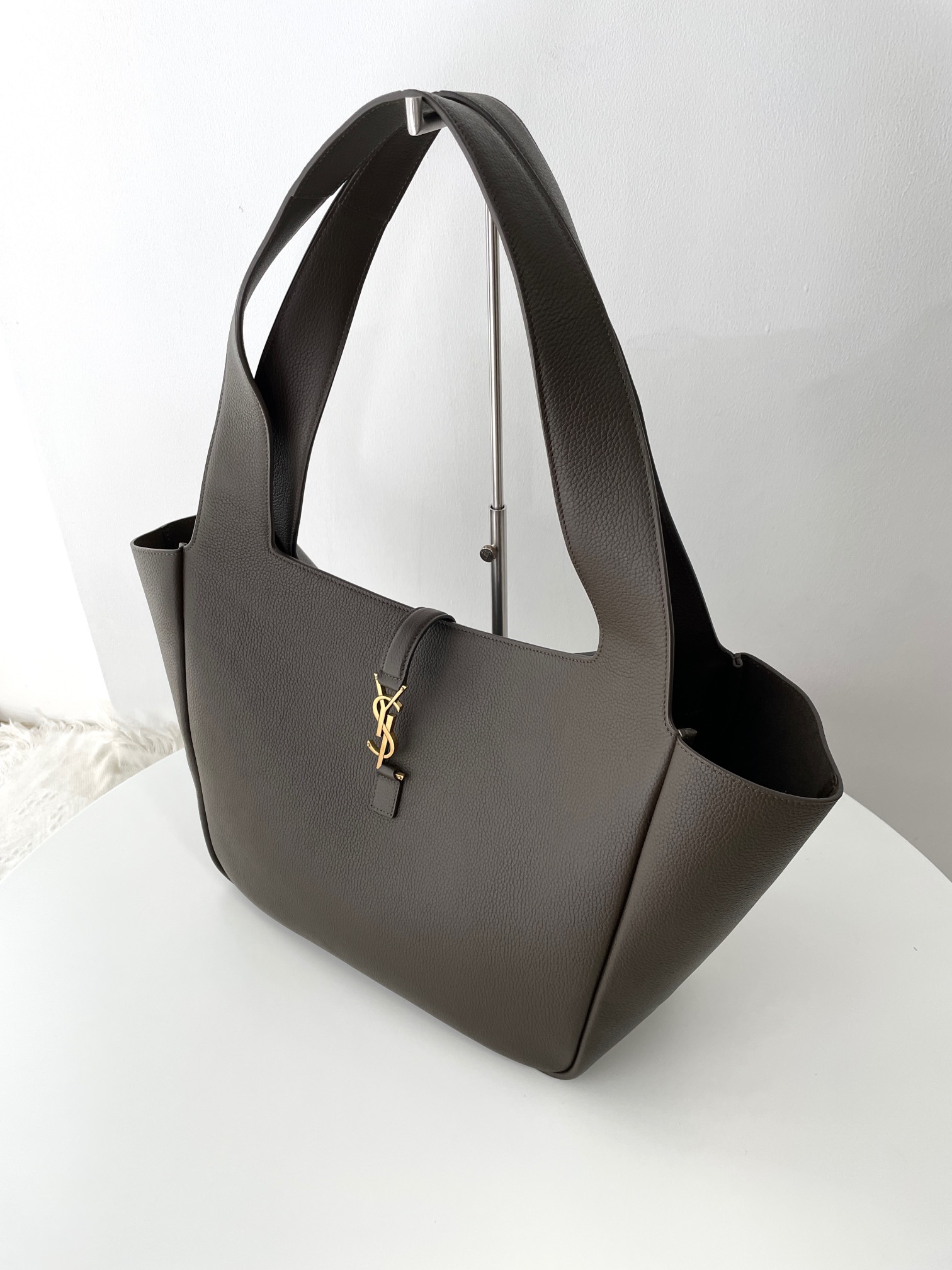 Bagsaaa Y51 Le 5 À 7 Bea In Grained Leather Light Musk - 50 X 28 X 18 CM