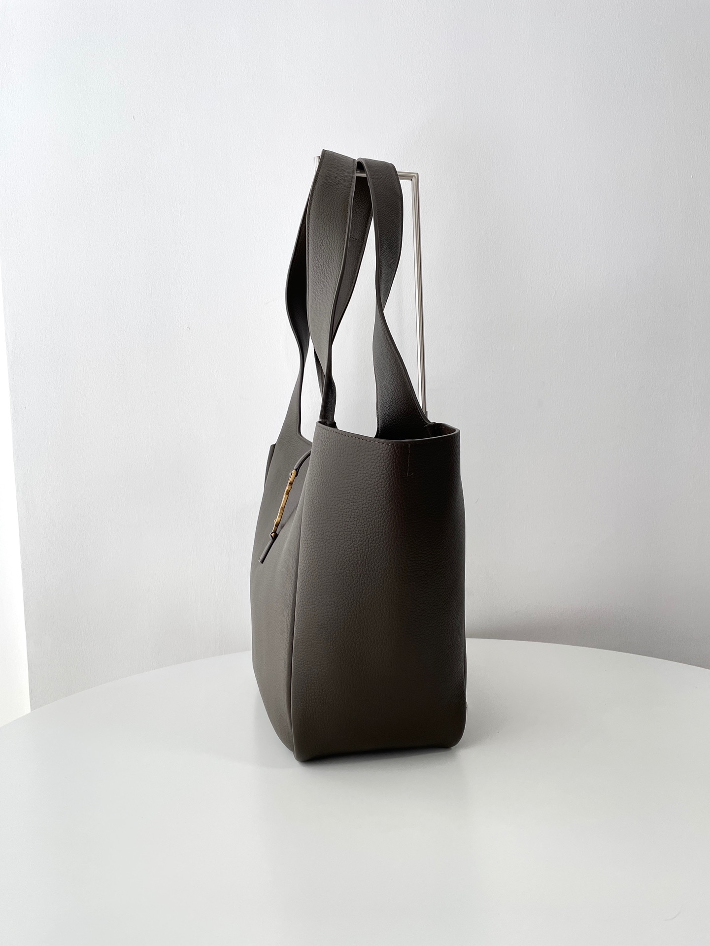 Bagsaaa Y51 Le 5 À 7 Bea In Grained Leather Light Musk - 50 X 28 X 18 CM