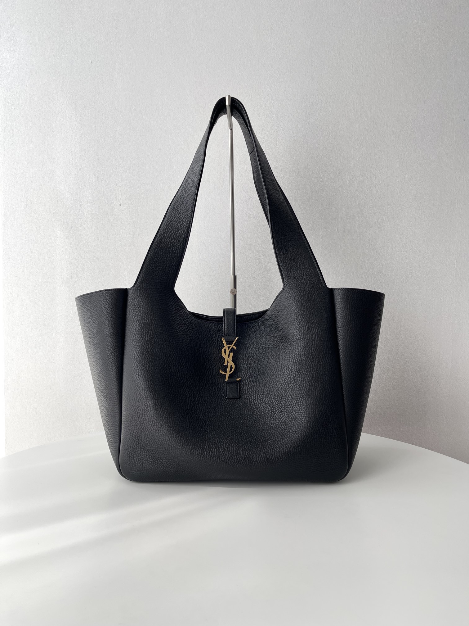 Bagsaaa Y51 Le 5 À 7 Bea In Grained Leather Black - 50 X 28 X 18 CM