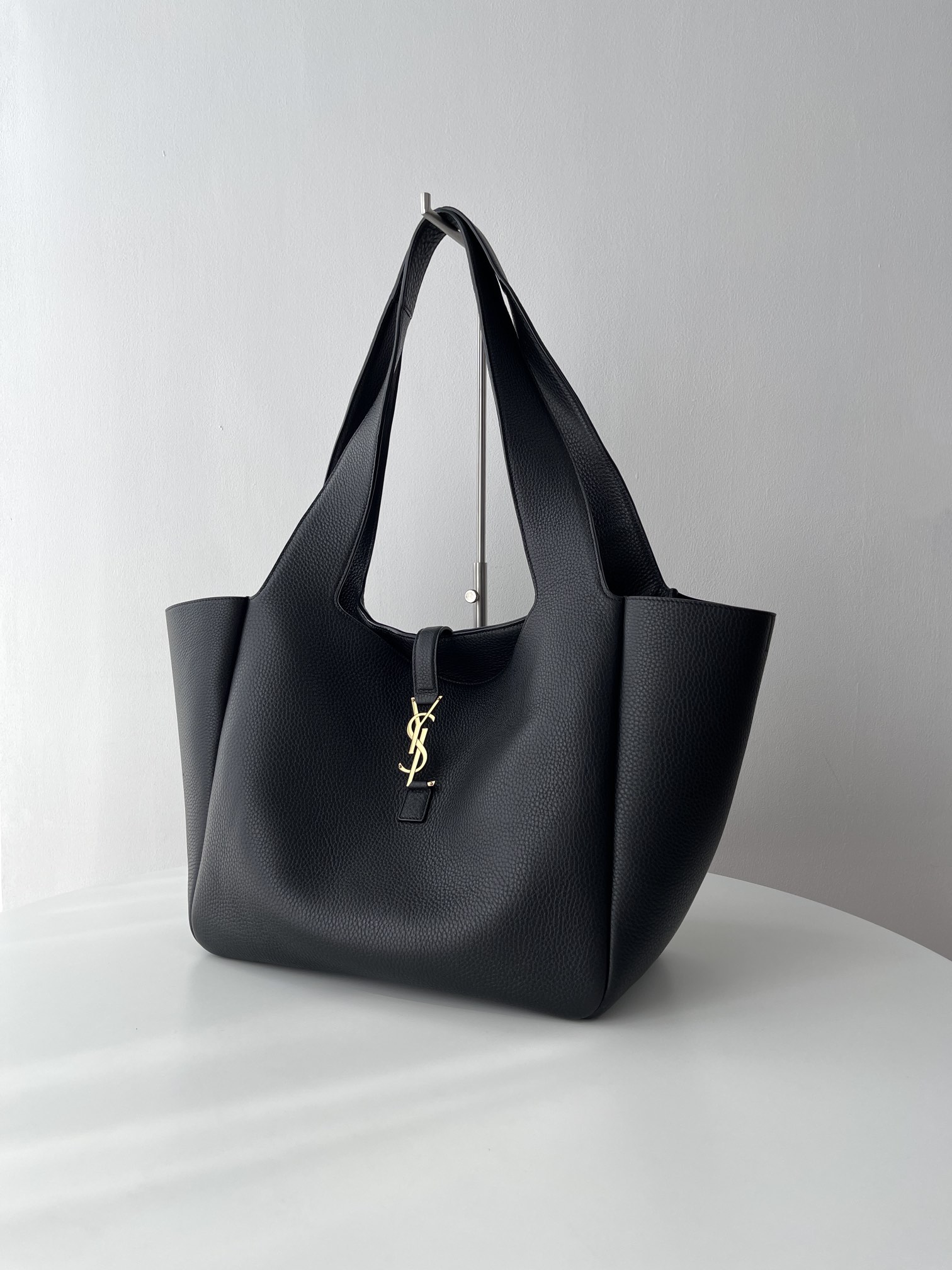 Bagsaaa Y51 Le 5 À 7 Bea In Grained Leather Black - 50 X 28 X 18 CM