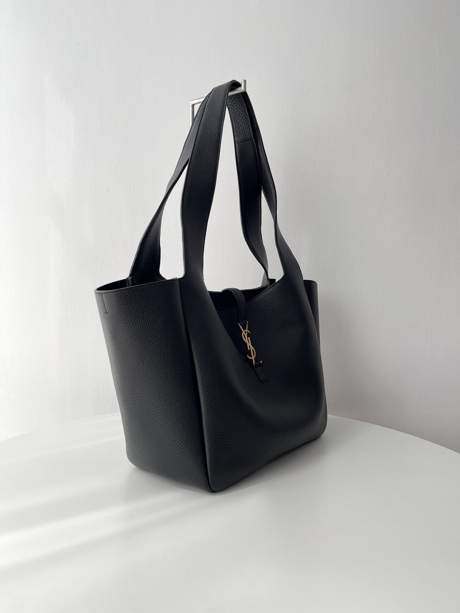 Bagsaaa Y51 Le 5 À 7 Bea In Grained Leather Black - 50 X 28 X 18 CM