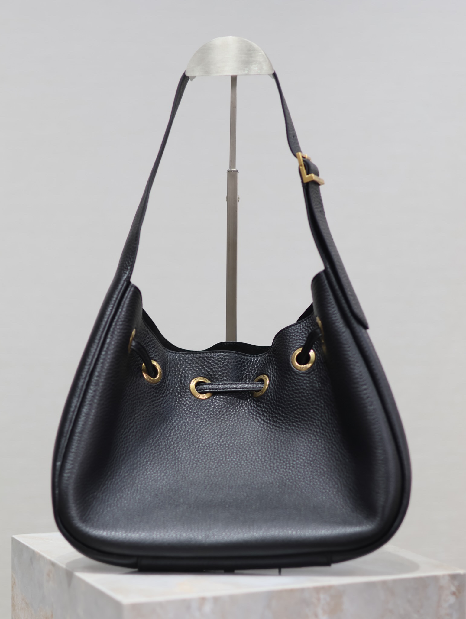 Bagsaaa Y51 Paris VII small hobo in grained leather black - 30 X 25 X 3 CM