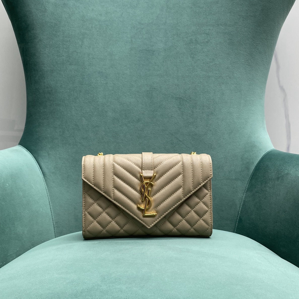 Bagsaaa Y51 Envelope Small In Quilted Grain De Poudre Embossed Leather Beige - 21cm