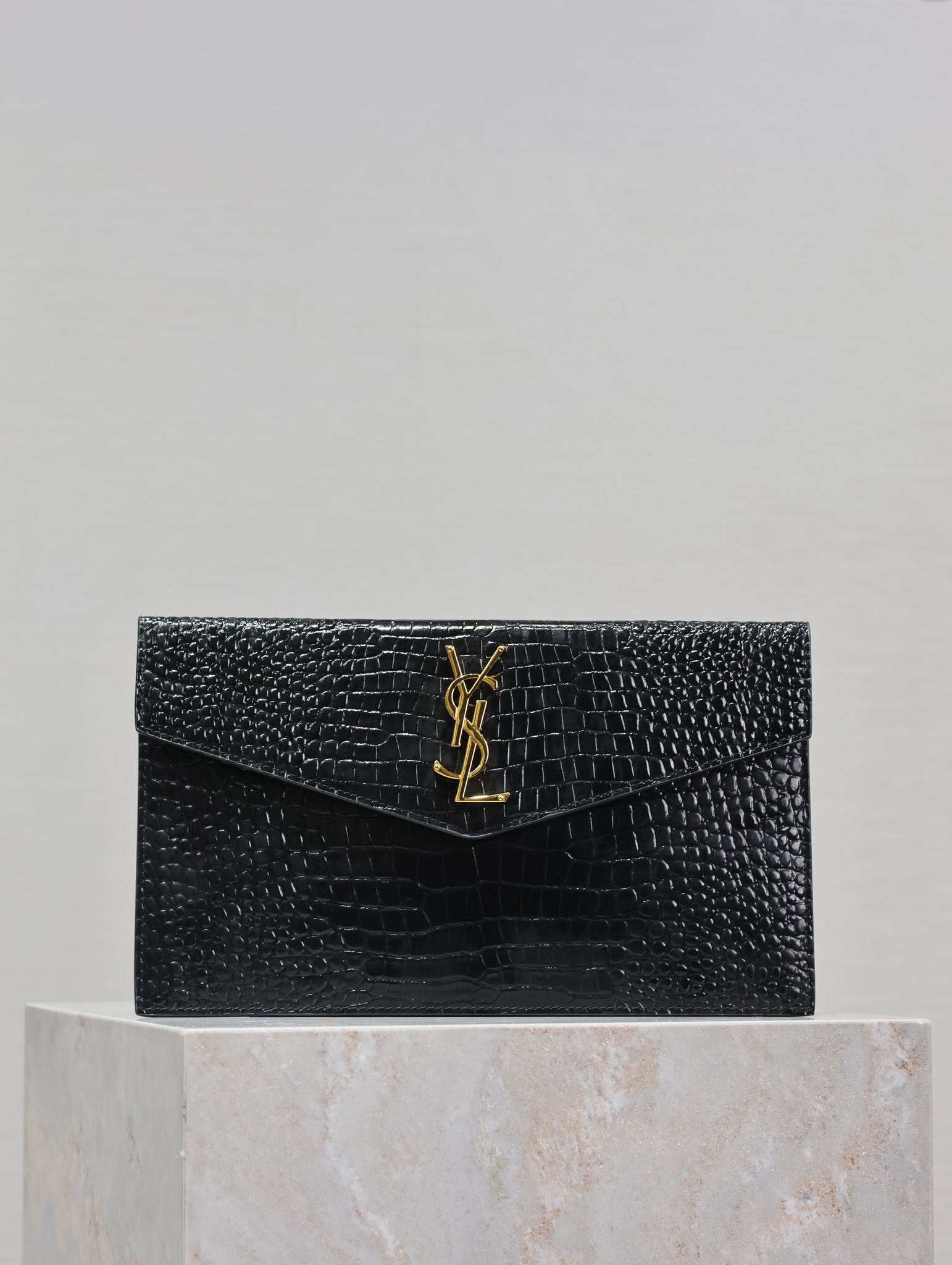 Bagsaaa Y51 Uptown Pouch In Crocodile-Embossed Shiny 565739 Black & Gold - 27 x 16 x 2 CM