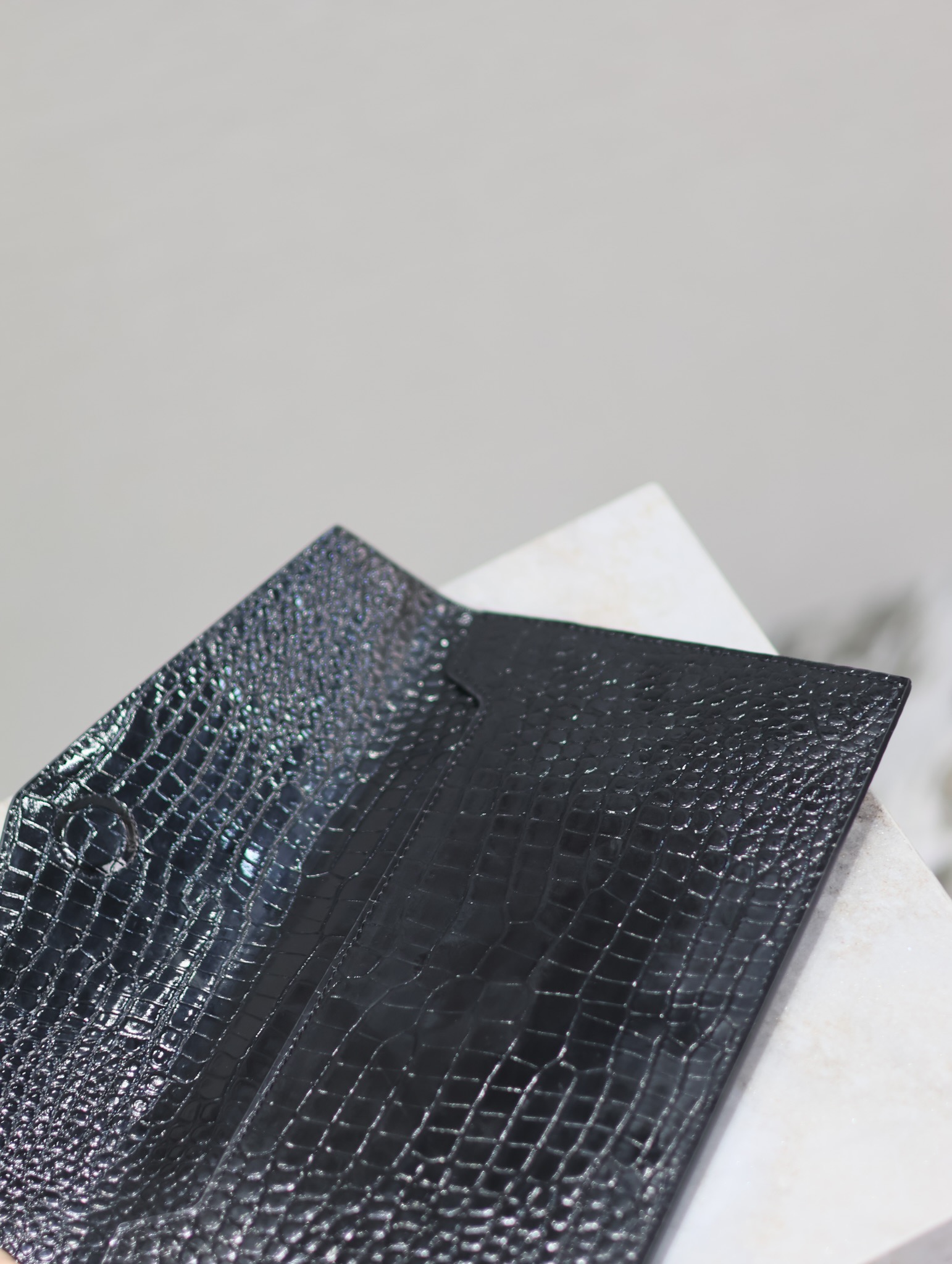 Bagsaaa Y51 Uptown Pouch In Crocodile-Embossed Shiny 565739 Black & Gold - 27 x 16 x 2 CM