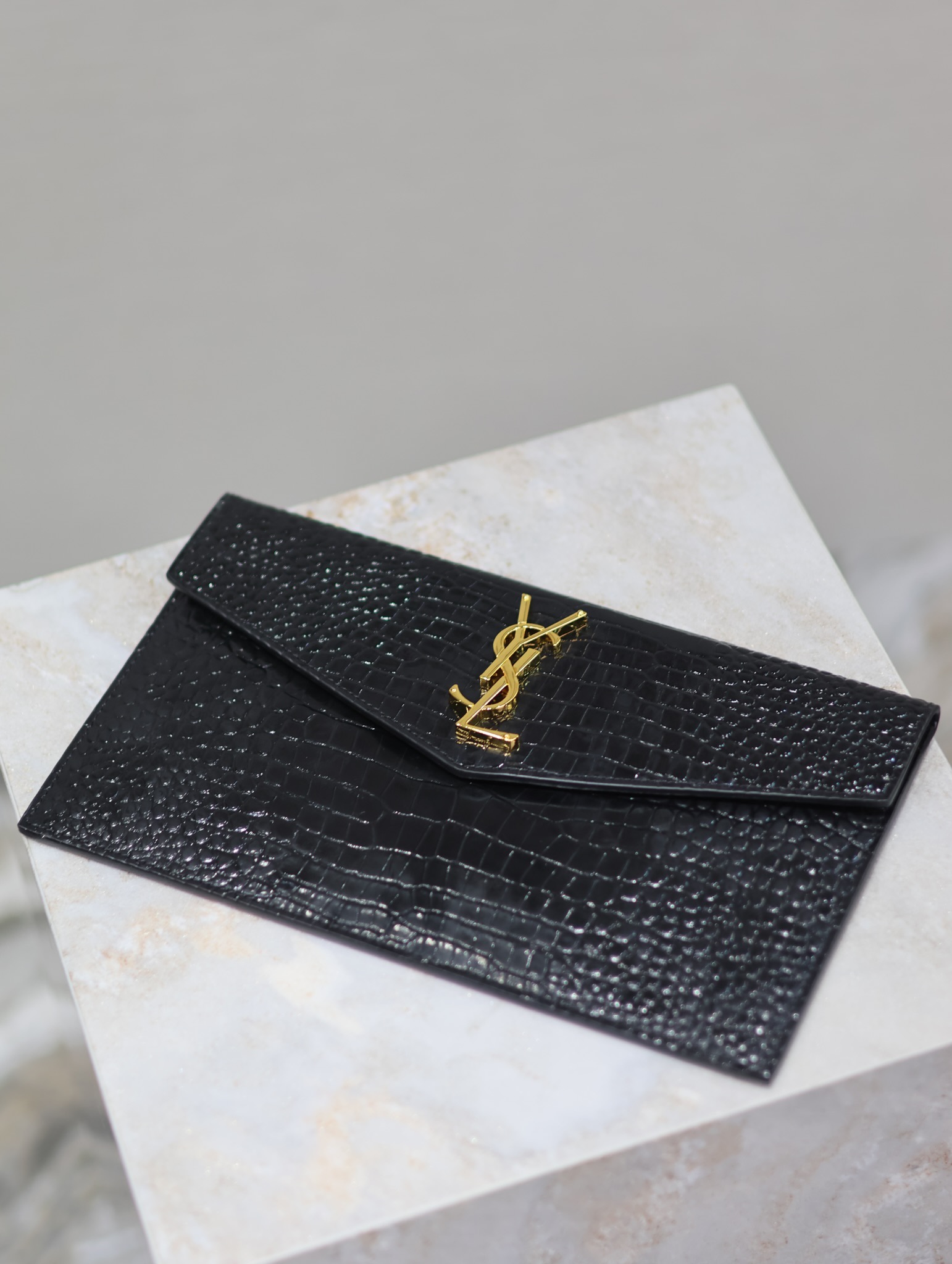 Bagsaaa Y51 Uptown Pouch In Crocodile-Embossed Shiny 565739 Black & Gold - 27 x 16 x 2 CM
