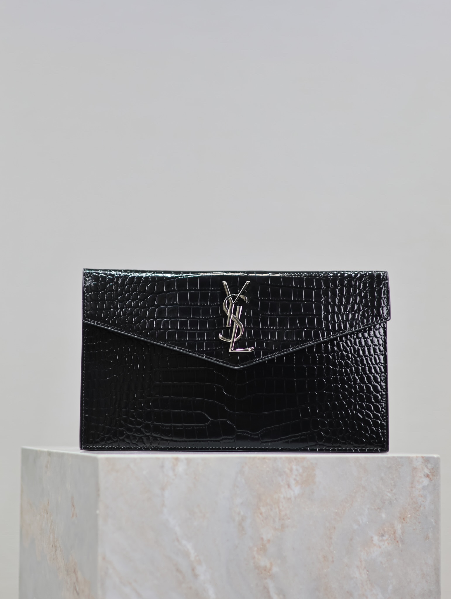 Bagsaaa Y51 Uptown Pouch In Crocodile-Embossed Shiny 565739 Black & Silver - 27 x 16 x 2 CM