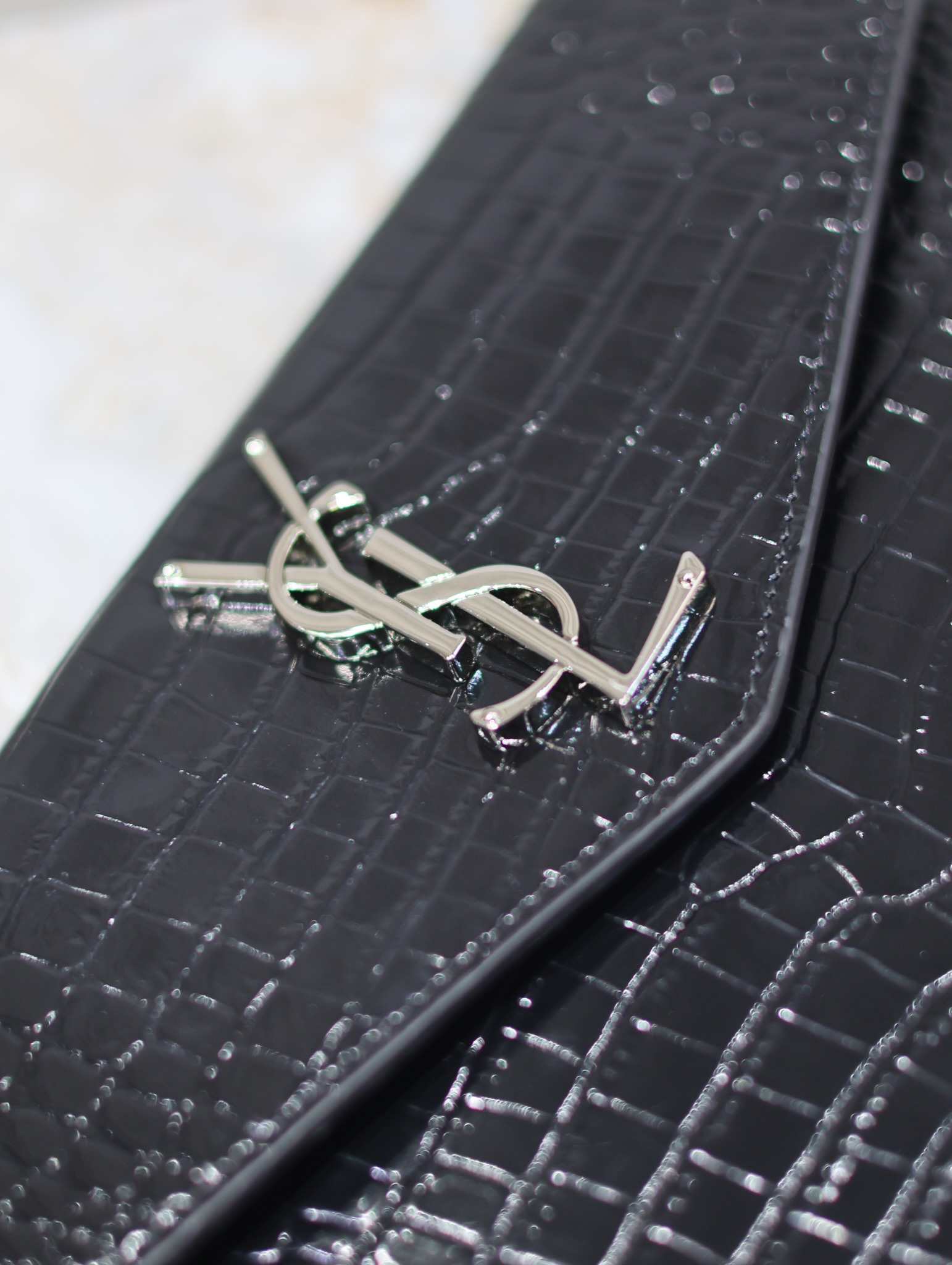 Bagsaaa Y51 Uptown Pouch In Crocodile-Embossed Shiny 565739 Black & Silver - 27 x 16 x 2 CM