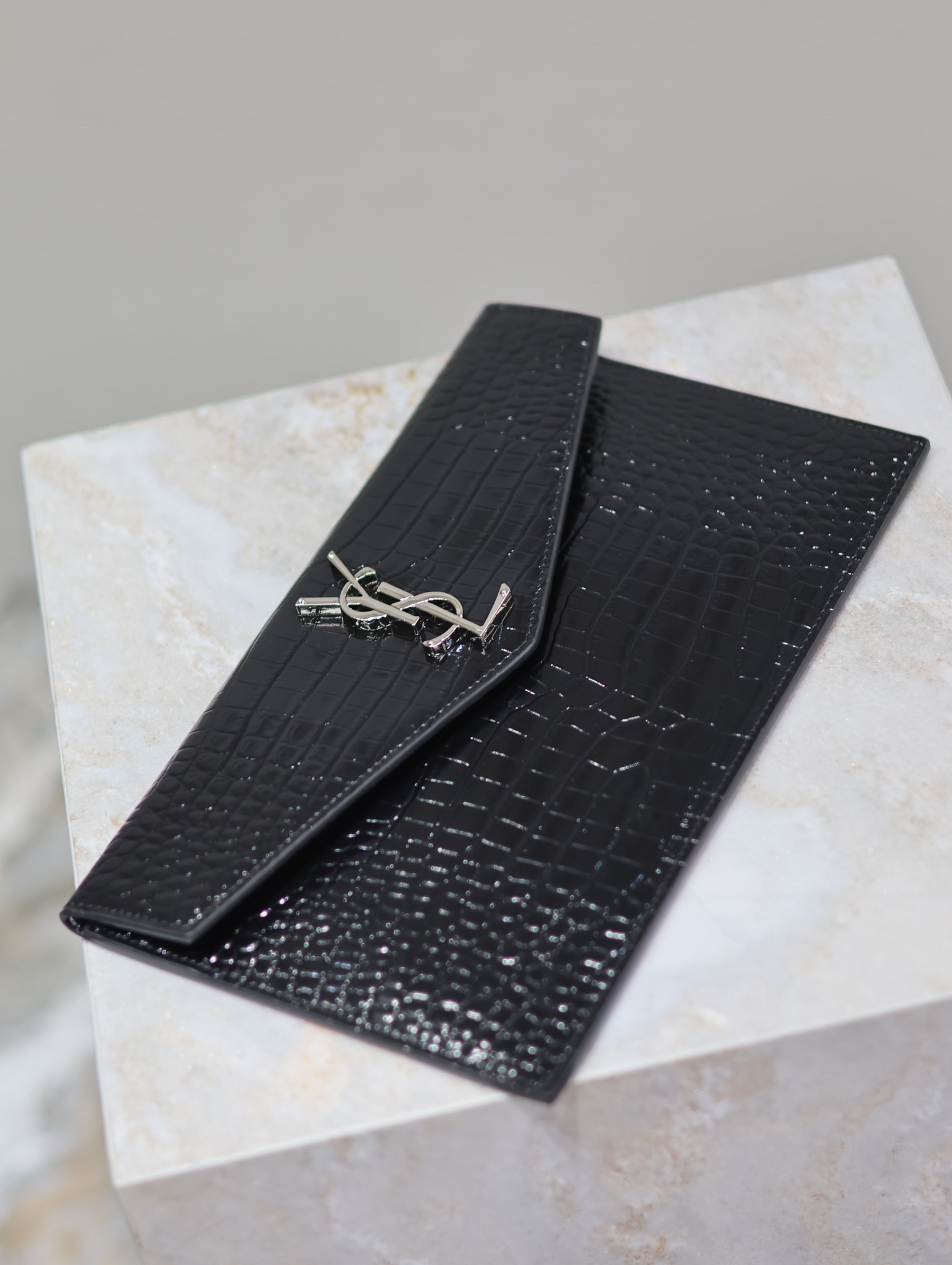 Bagsaaa Y51 Uptown Pouch In Crocodile-Embossed Shiny 565739 Black & Silver - 27 x 16 x 2 CM