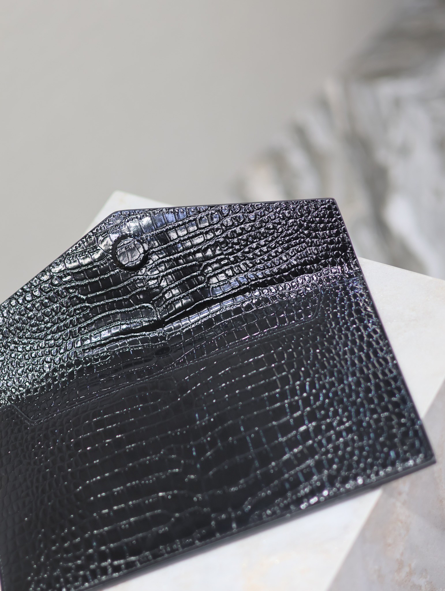 Bagsaaa Y51 Uptown Pouch In Crocodile-Embossed Shiny 565739 Black & Silver - 27 x 16 x 2 CM