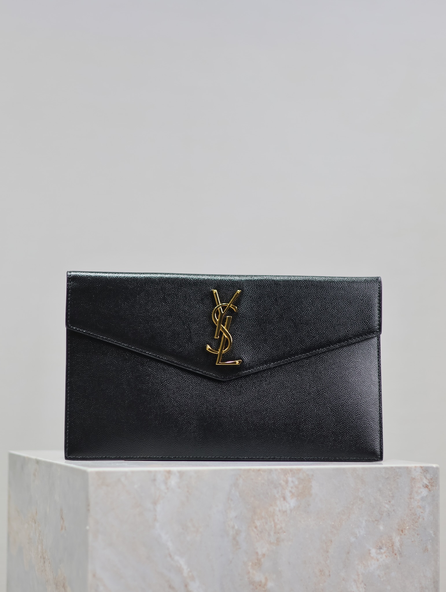 Bagsaaa Y51 Uptown Pouch In Grain De Poudre Leather 565739 Black & Gold - 27 x 16 x 2 CM