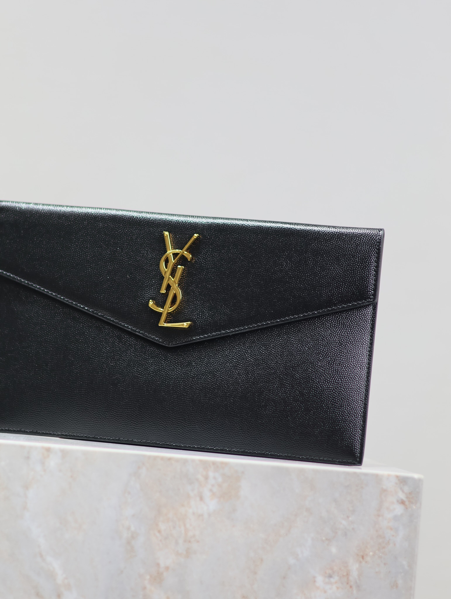 Bagsaaa Y51 Uptown Pouch In Grain De Poudre Leather 565739 Black & Gold - 27 x 16 x 2 CM