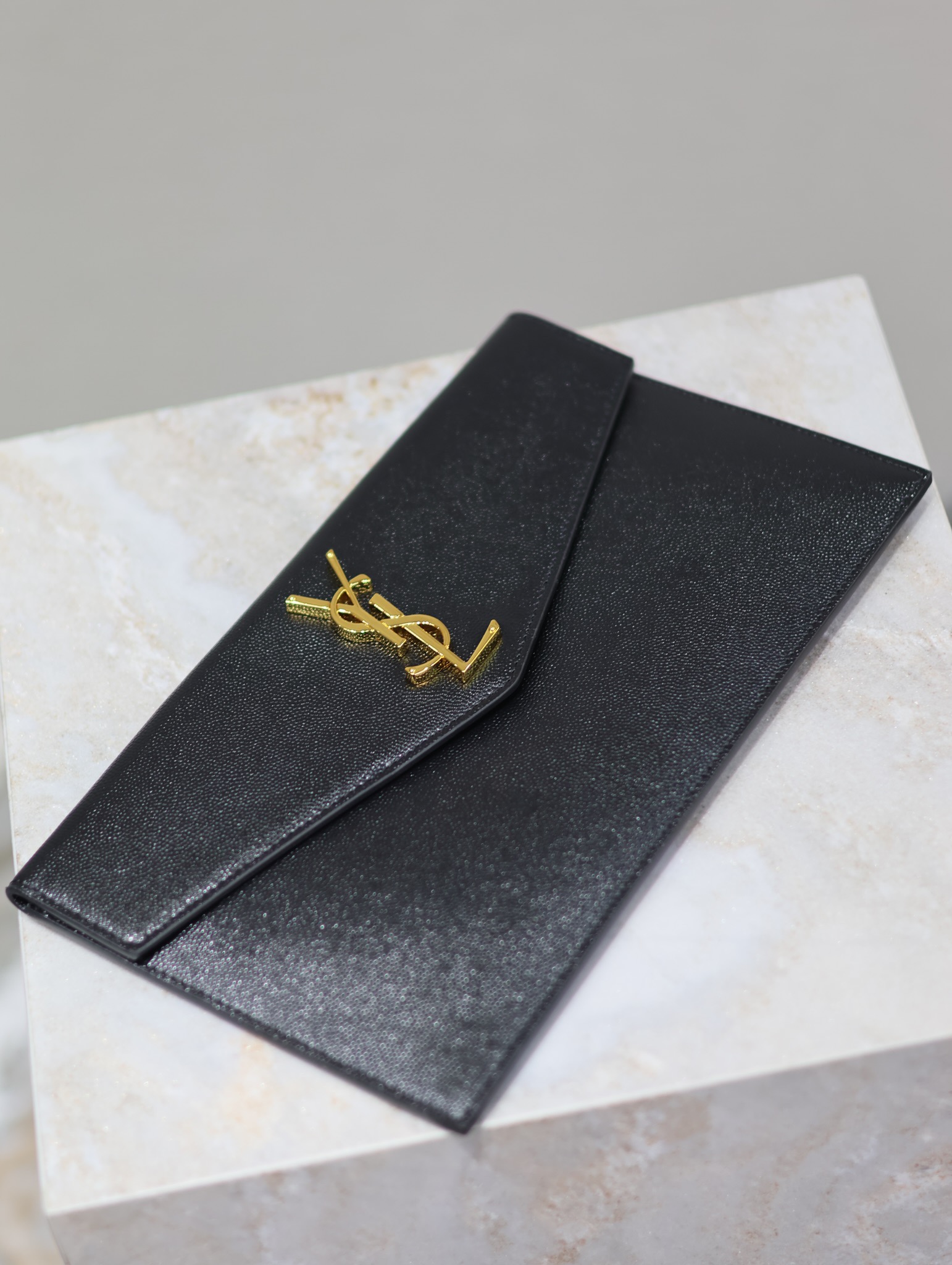 Bagsaaa Y51 Uptown Pouch In Grain De Poudre Leather 565739 Black & Gold - 27 x 16 x 2 CM