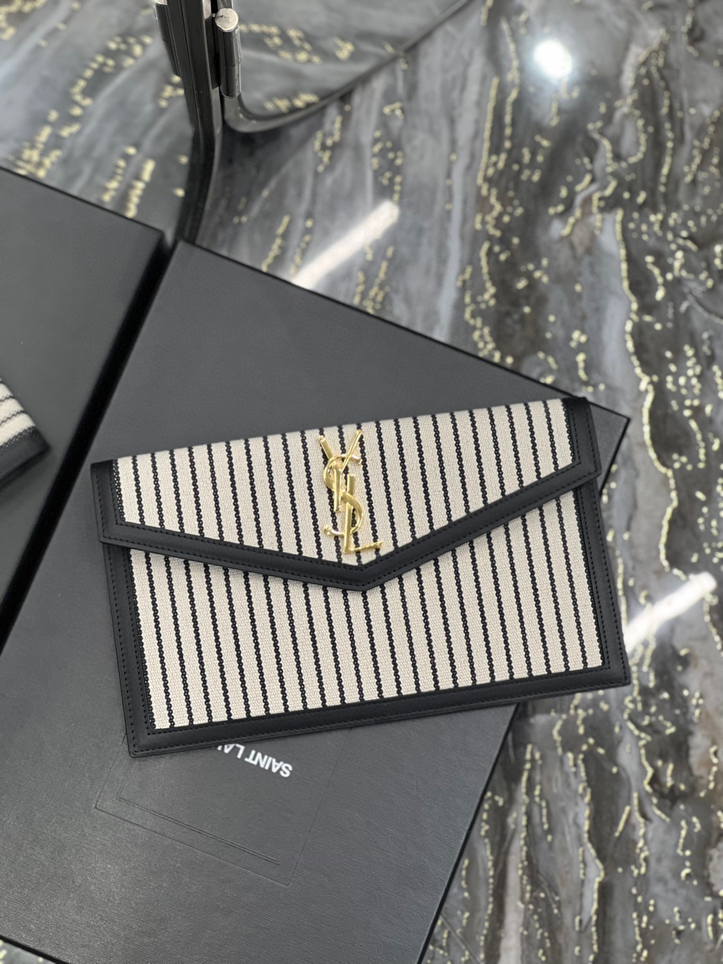 Bagsaaa Y51 Uptown Pouch Striped 565739 - 27 x 16 x 2 CM