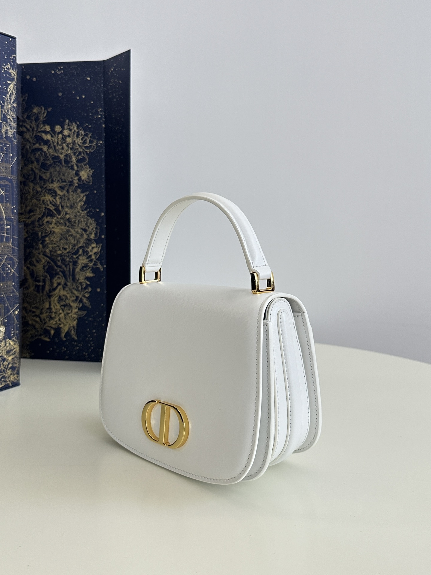 Bagsaaa Medium 30 Montaigne Avenue Top Handle Bag Latte Ribbed Calfskin - 19 x 12 x 8 cm