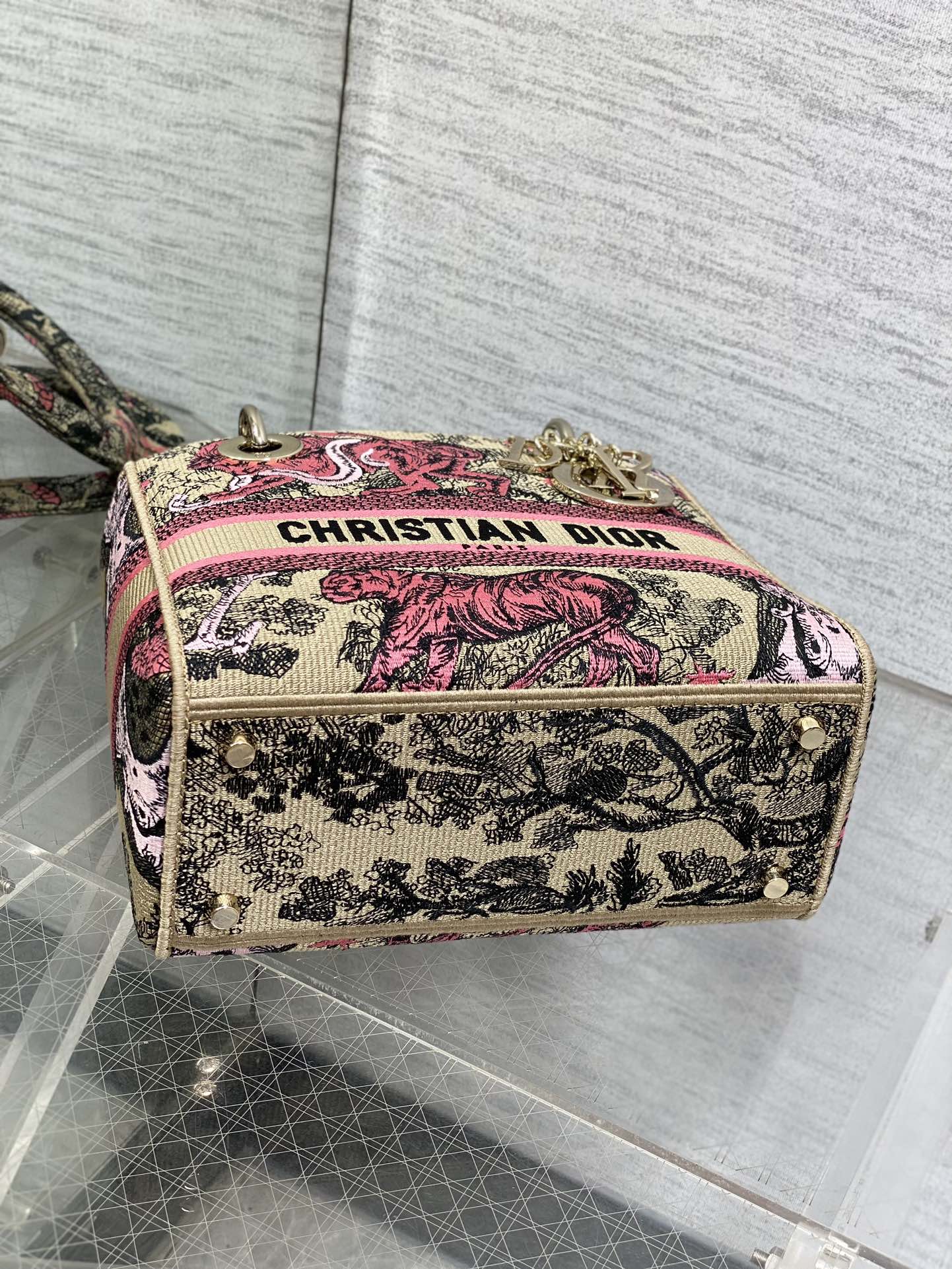 Bagsaaa D10r Medium D10riviera Lady D-Lite Bag Raffia with Candy Pink Toile de Jouy Sauvage Embroidery - 24 x 21 x 12 cm