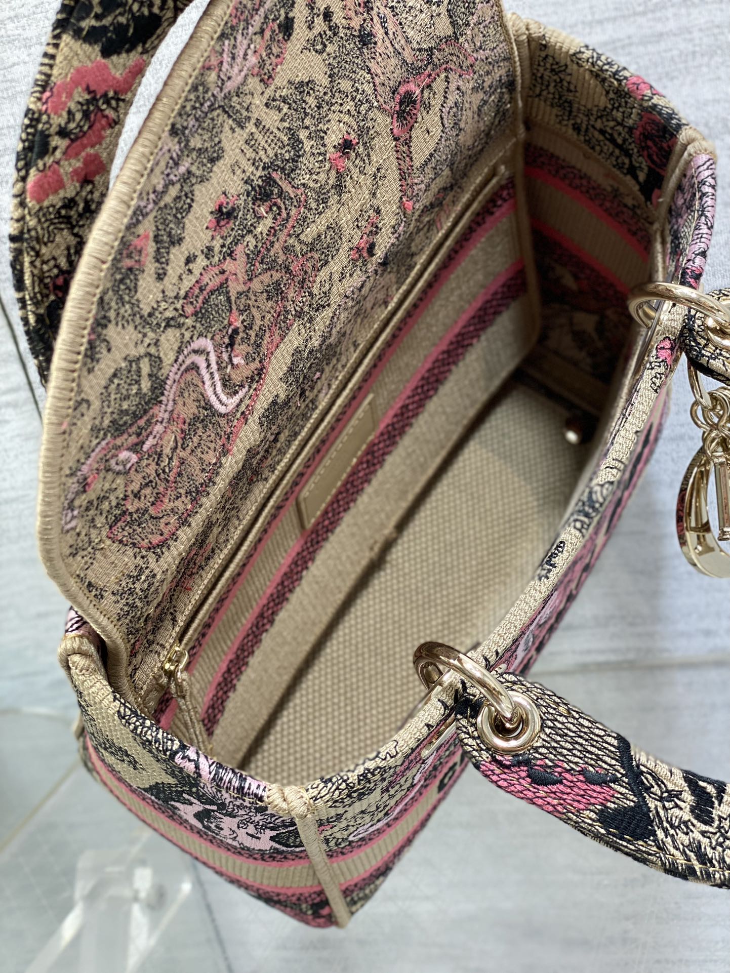 Bagsaaa D10r Medium D10riviera Lady D-Lite Bag Raffia with Candy Pink Toile de Jouy Sauvage Embroidery - 24 x 21 x 12 cm