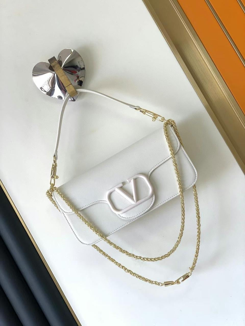 Bagsaaa Va1e*ntin0 Garavani Locò Calfskin Shoulder Bag White - 27x13x6 cm